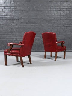 Coppia di poltrone in pelle trapuntata in stile American Regency Revival, anni '70 circa