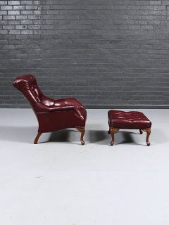 Sillón y otomana de cuero de estilo Chesterfield eduardiano inglés