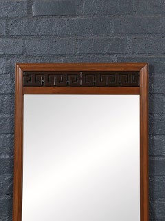 Appena restaurato - Specchio da parete in noce in stile Mid-Century Modern con motivo a greca