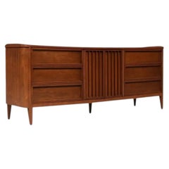 Nouvellement repeint - American of Martinsville Commode 9 tiroirs en noyer