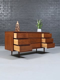Neu restauriert – Kommode im Mid-Century-Modern-Stil mit 9 Schubladen aus Walnussholz von Dixie