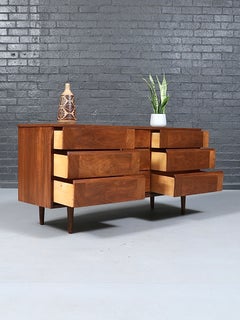 Restaurada recientemente: cómoda de estilo «Mid Century Modern» en madera de nogal con frentes esculpidos
