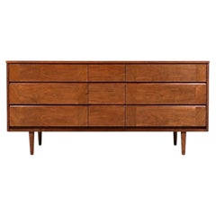 Restaurada recientemente: cómoda de estilo «Mid Century Modern» en madera de nogal con frentes esculpidos