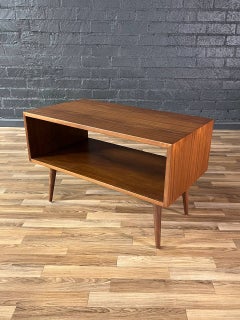 Recién acabada - Credenza/librería moderna de mediados de siglo en nogal de Milo Baughman