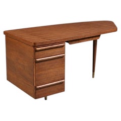 Récemment restauré - Bureau moderne de style « Mid-Century » en noyer avec des touches de laiton