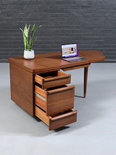 Récemment restauré - Bureau moderne de style « Mid-Century » en noyer avec des touches de laiton