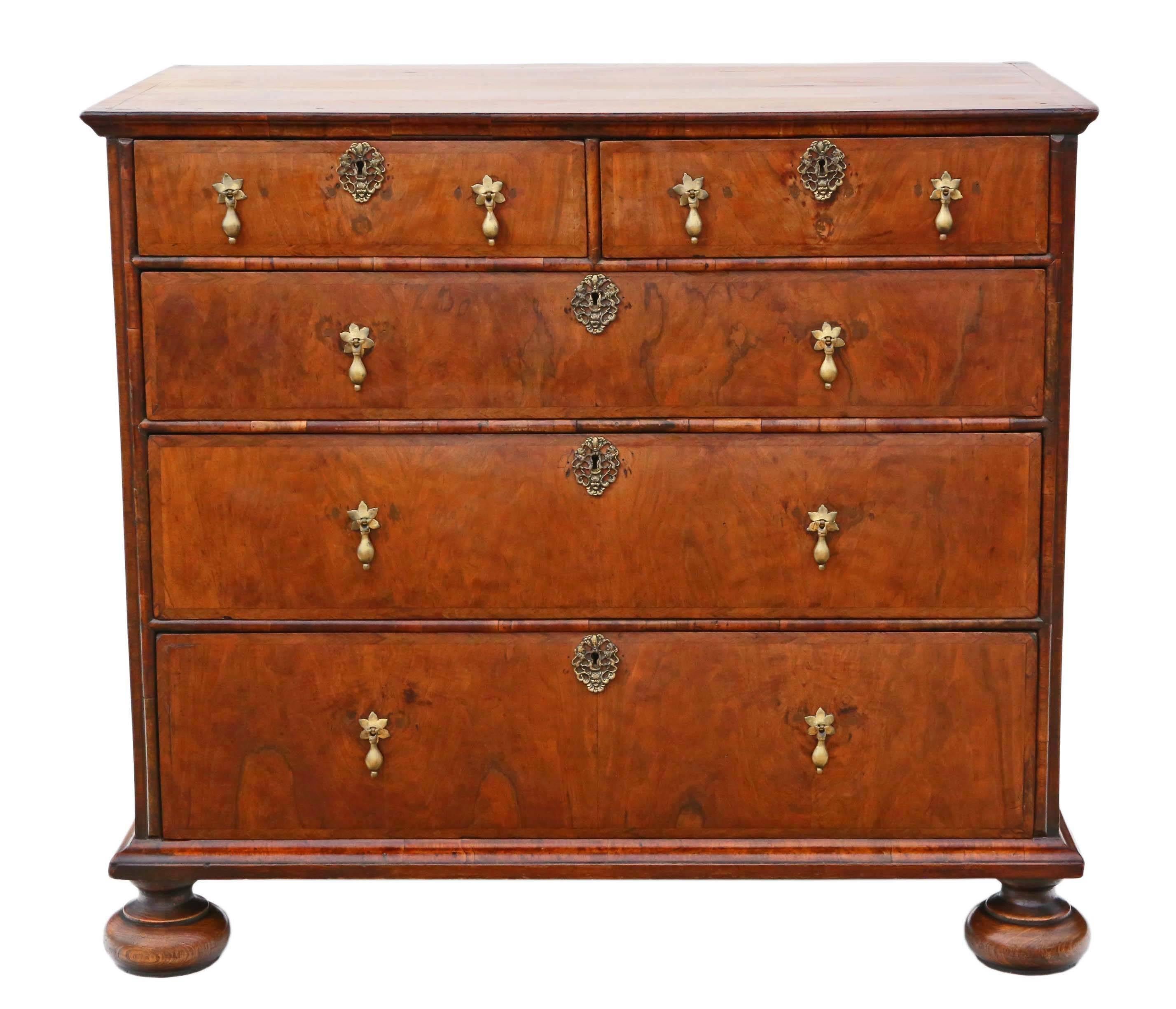 Antique quality William & Mary circa 1690-1700 walnut chest of drawers. The best patina.

Solid and strong, with no loose joints. Full of age, character and charm. A good piece of antique furniture.

Oak lined drawers, that slide