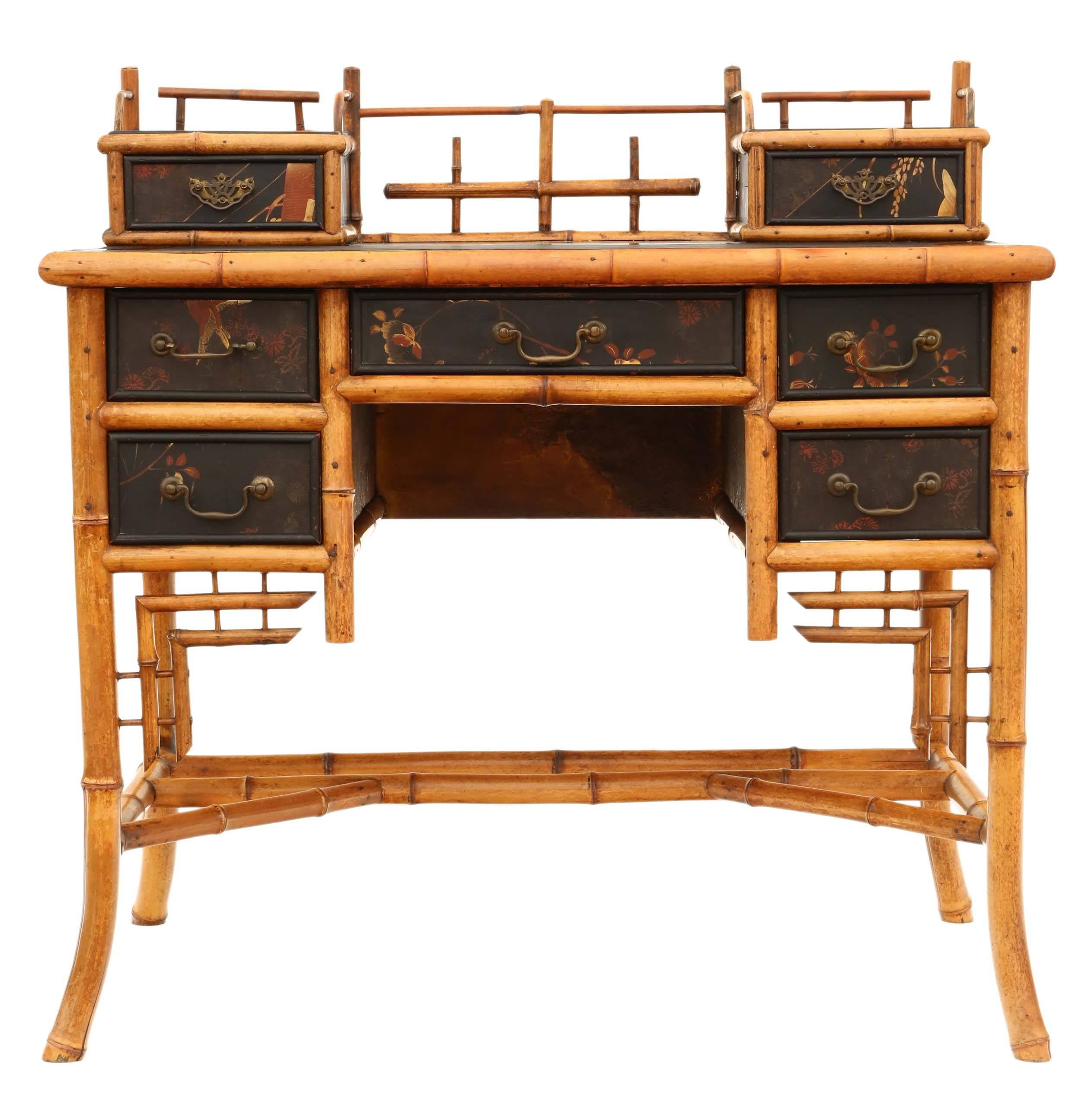 Antique quality late Victorian, circa 1900 chinoiserie bamboo desk, dressing or writing table. Lovely style.

No loose joints. Full of age, character and charm. No woodworm. The mahogany lined drawers slide freely. Replacement black leather