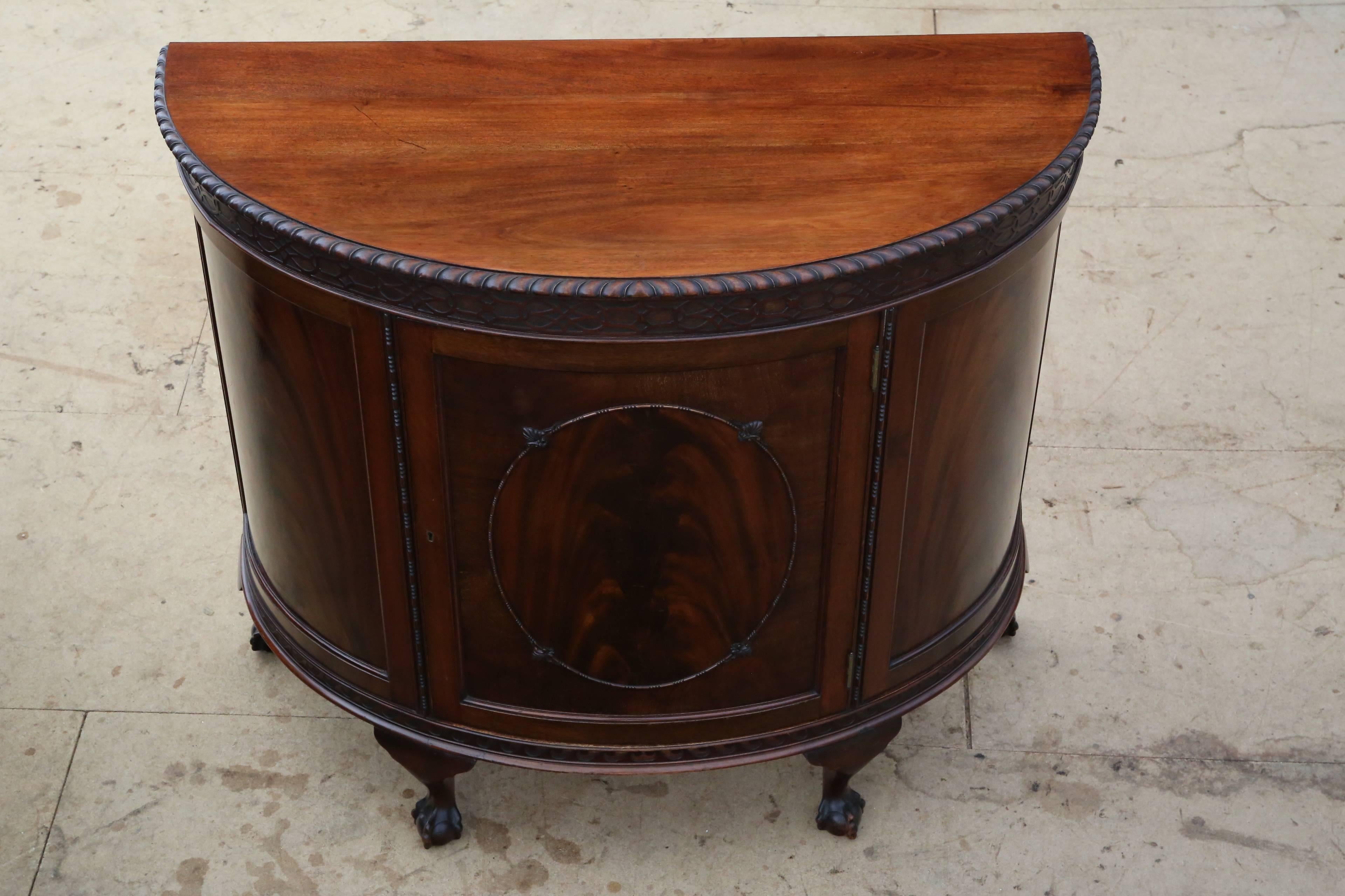Antique small quality Maple & Co. mahogany sideboard, chiffonier or cupboard that would also double as a console table.

An attractive rare piece of furniture dating from circa 1920. Great blind fret cut frieze.

This is a lovely piece, with