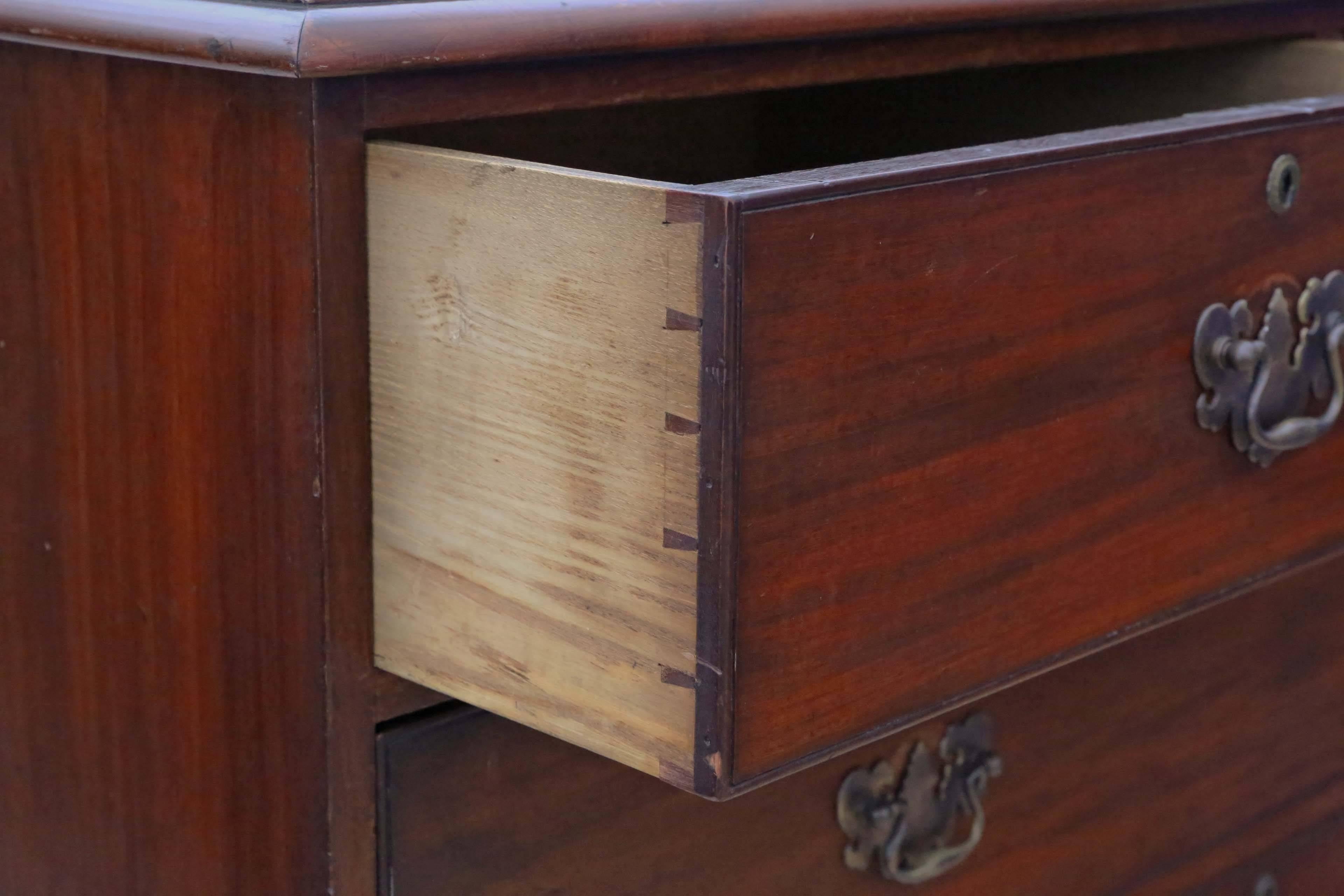 Antique Large Quality Victorian 19th Century Mahogany Chest of Drawers For Sale 1