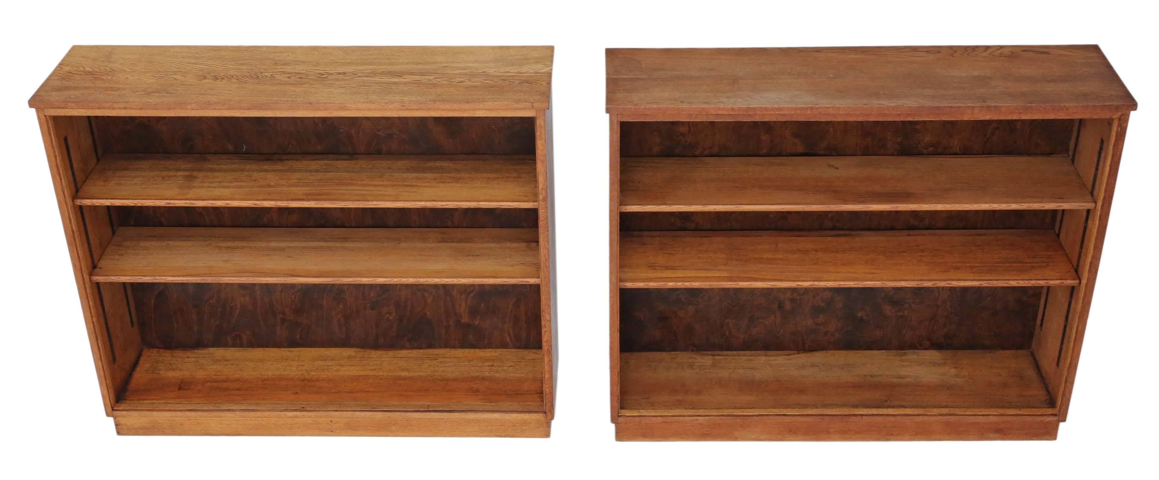 Antique pair of quality adjustable oak open bookcases, circa 1950 with plywood backs. Simple clean design.

Solid and strong, with no loose joints.

Would look great in the right location! No woodworm.

Overall maximum dimensions: 128 cm W x