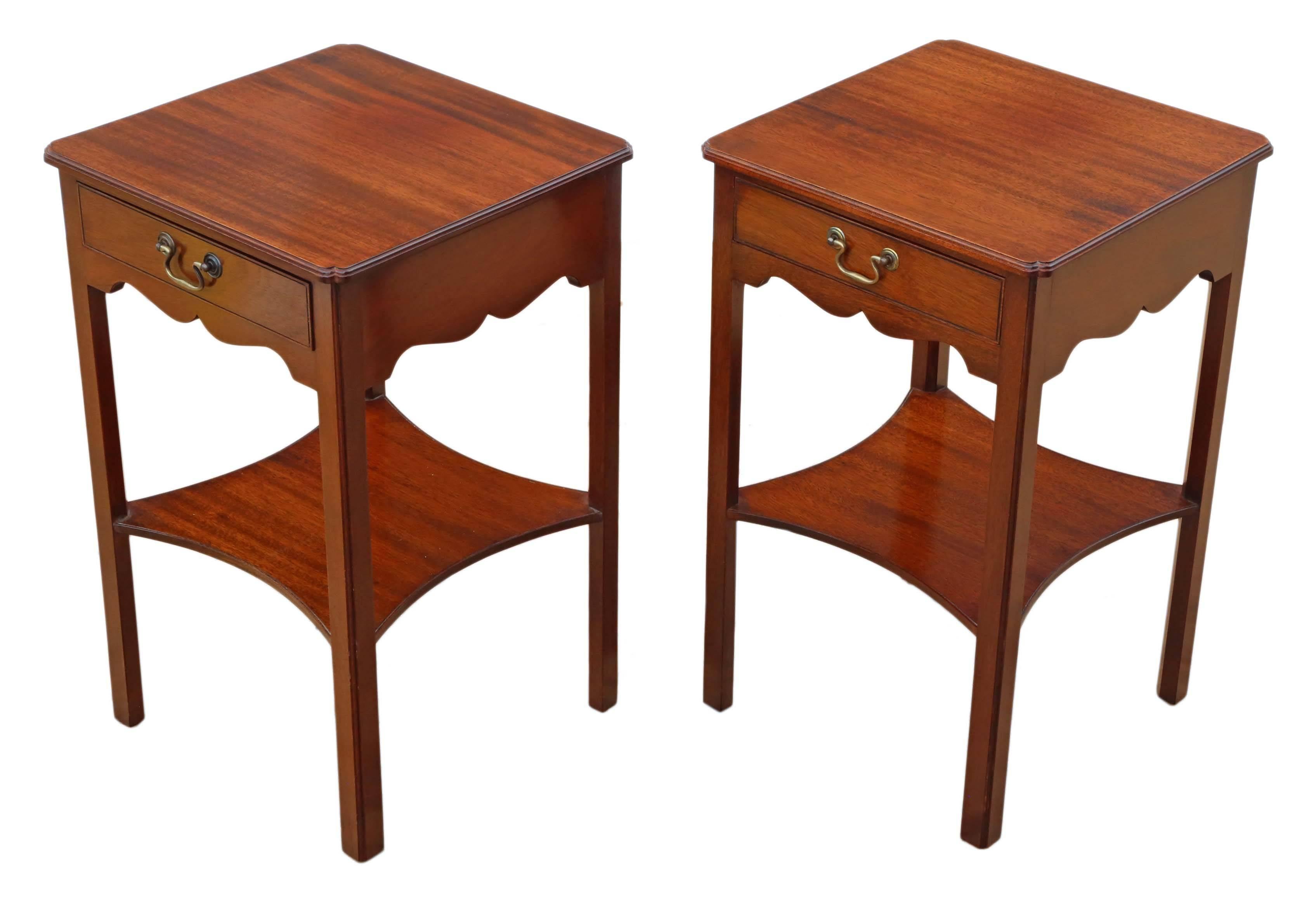 British Antique Pair of Georgian Mahogany Bedside or Lamp Tables Redman and Hales For Sale