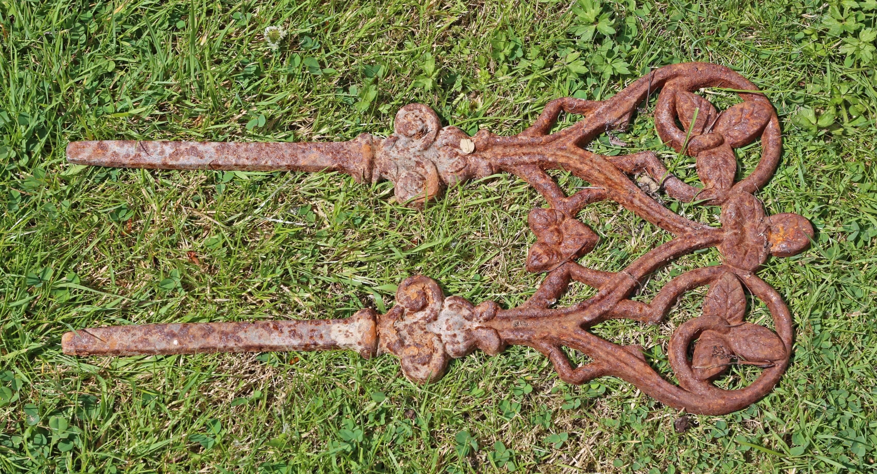 Victorian Antique Quality Set of 34 Early/Mid 20th Century Cast Iron Lawn Edgings For Sale