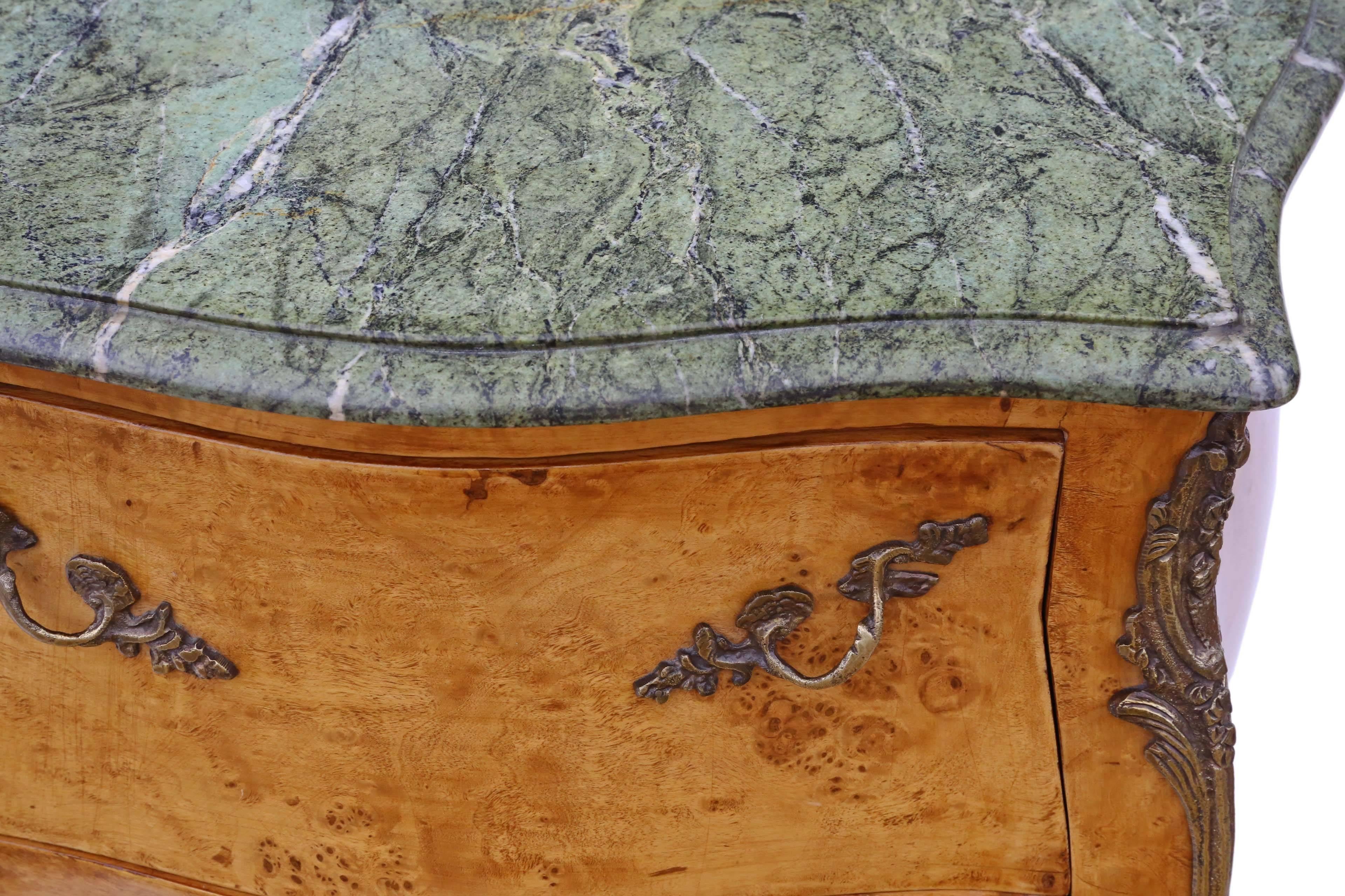 20th Century Antique Pair of Bird's-Eye Maple and Marble Bombe Style Bedside Tables Chests For Sale