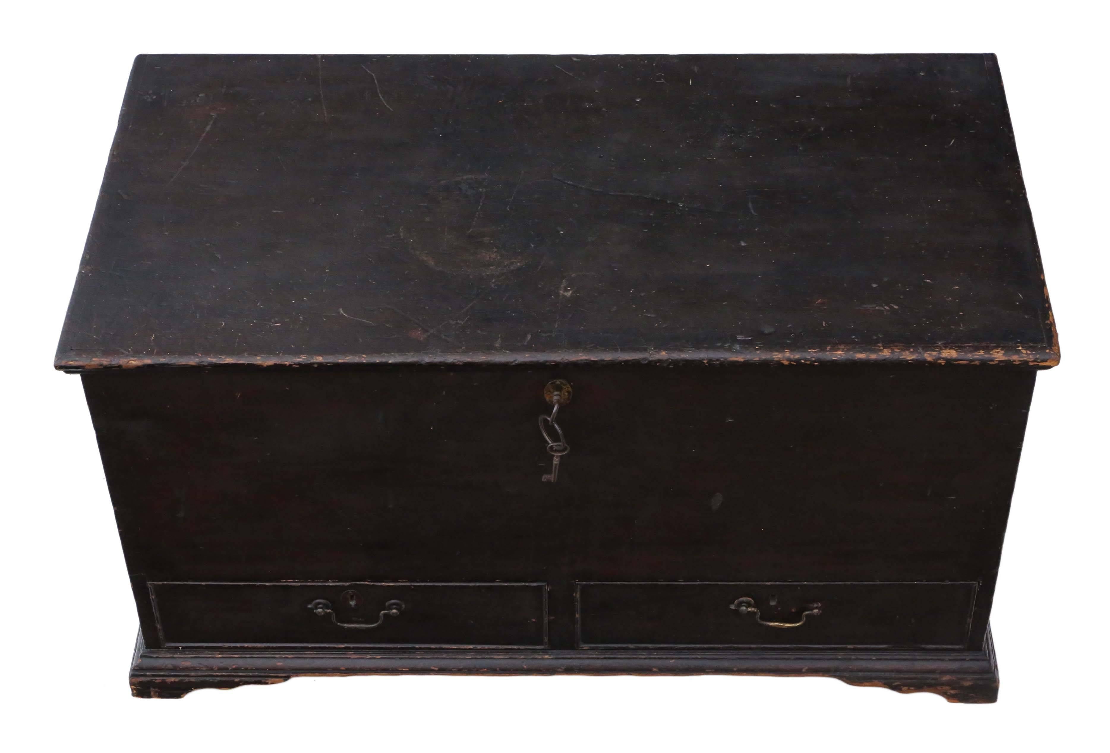 Antique circa 1800 Georgian coffer or mule chest. A quality piece made from pine with original scumble finish. Would make a great coffee table, ottoman or log box. We have period keys. A very rare find with a clean interior and no woodworm.

Solid