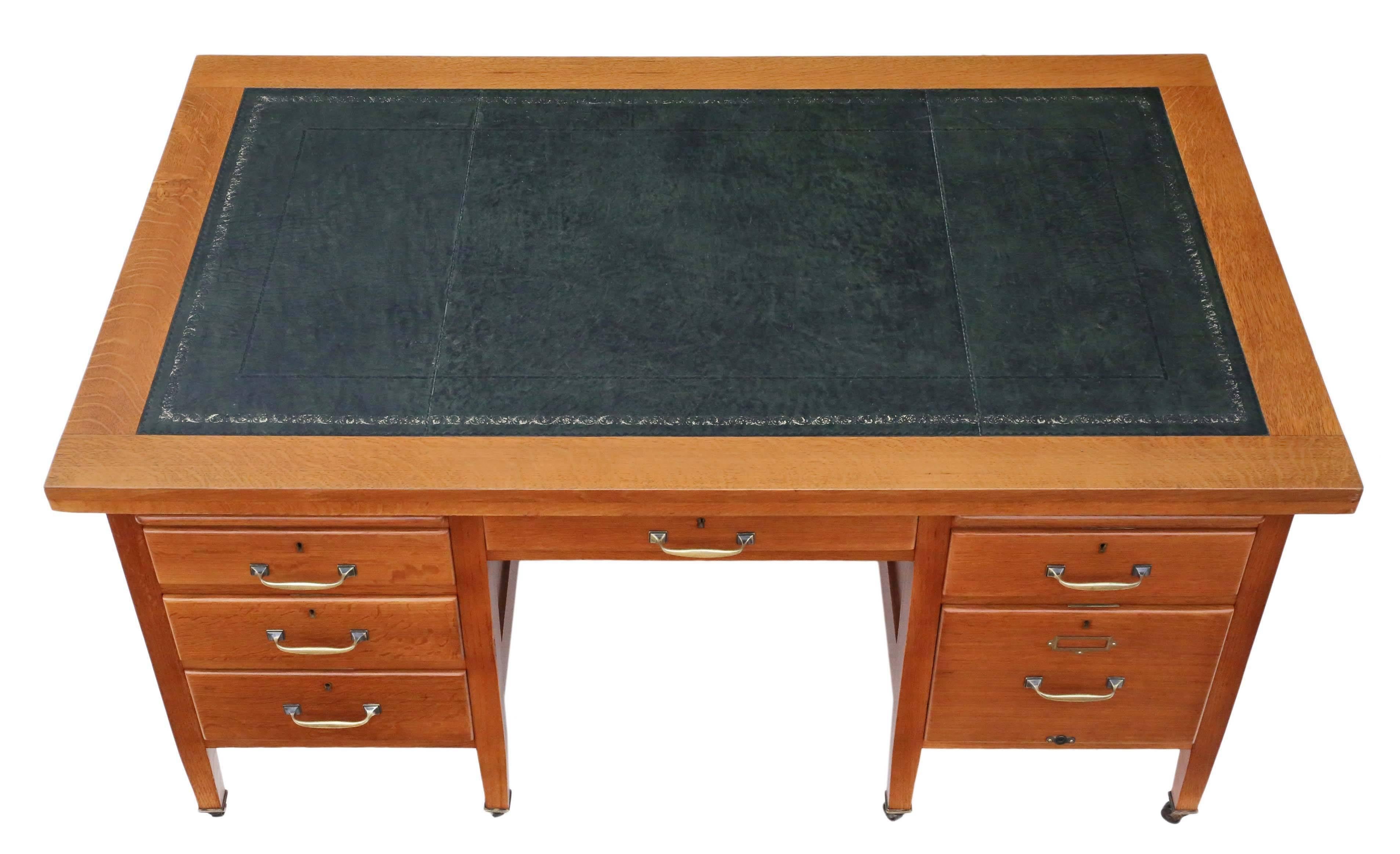 Antique quality large oak twin pedestal desk. Dates from the first half of the 20th century.

Fabulous proportions, color, age and patina. No woodworm.

A very fine quality desk, a rare find, you will not find better! Best craftsmanship and