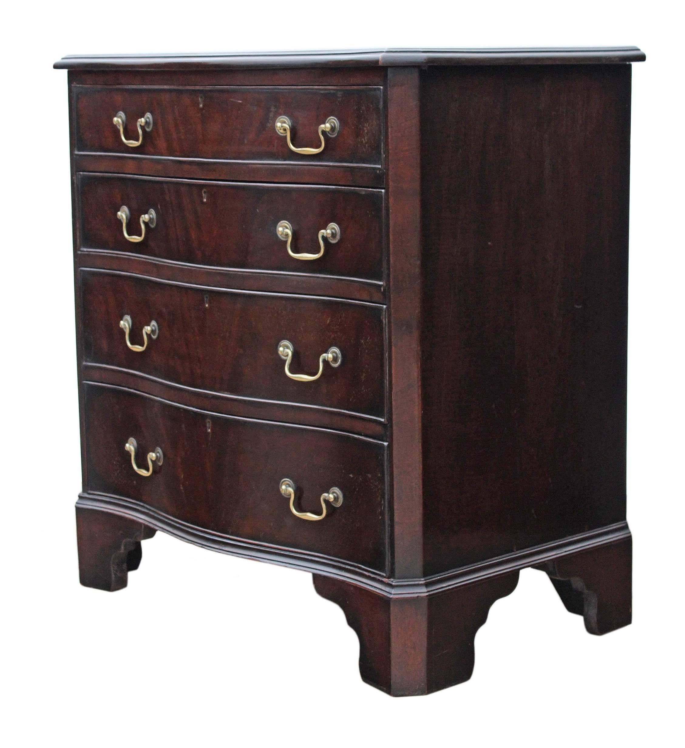 Antique Quality Georgian Revival Small Mahogany Serpentine Chest of Drawers For Sale 3