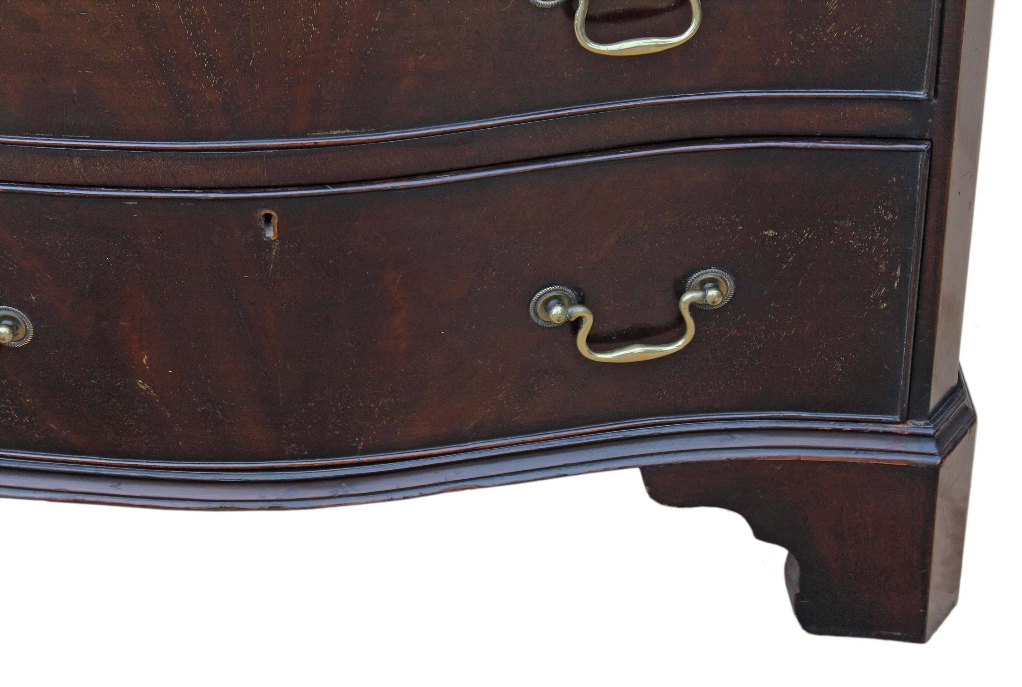 20th Century Antique Quality Georgian Revival Small Mahogany Serpentine Chest of Drawers For Sale