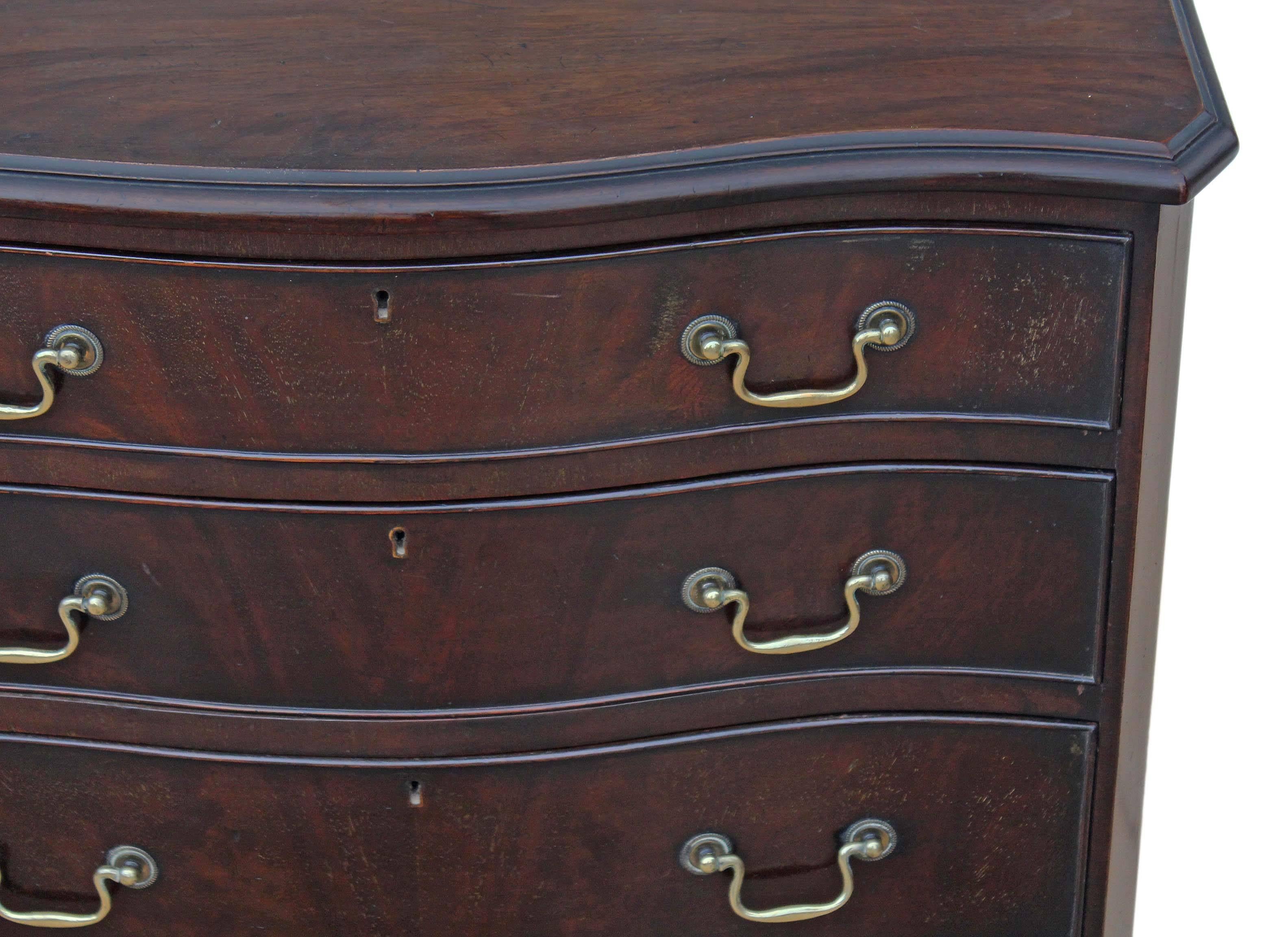 Antique Quality Georgian Revival Small Mahogany Serpentine Chest of Drawers In Good Condition For Sale In Wisbech, Walton Wisbech
