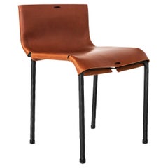 Chaise d’appoint moderne fabriquée à la main en acier noirci et cuir<unk>