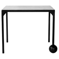 Table d'appoint noire moderne géométrique sculptée à la main en acier ciré noirci 