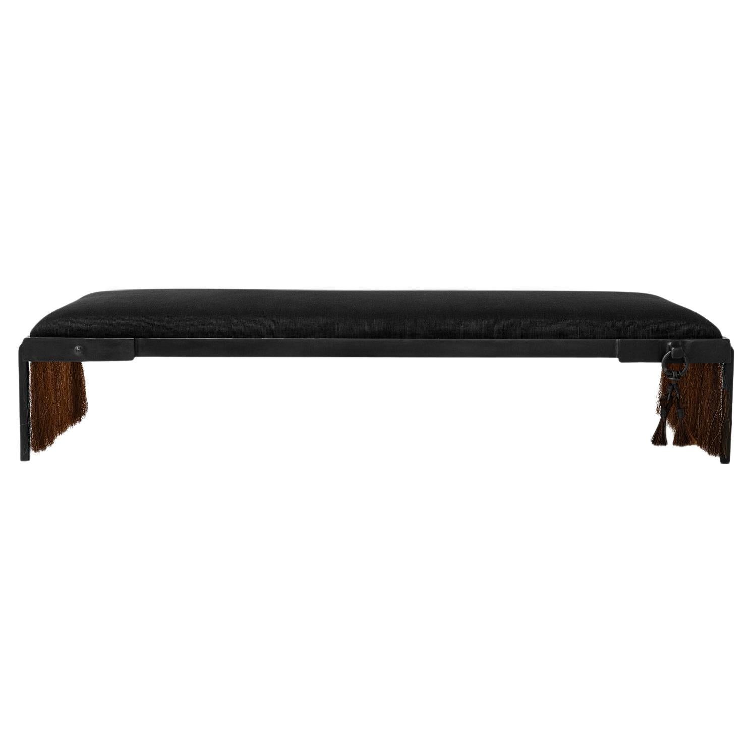 Panchina moderna in acciaio annerito intrecciata a mano con tessuto di crine di cavallo marrone con frange e nappe