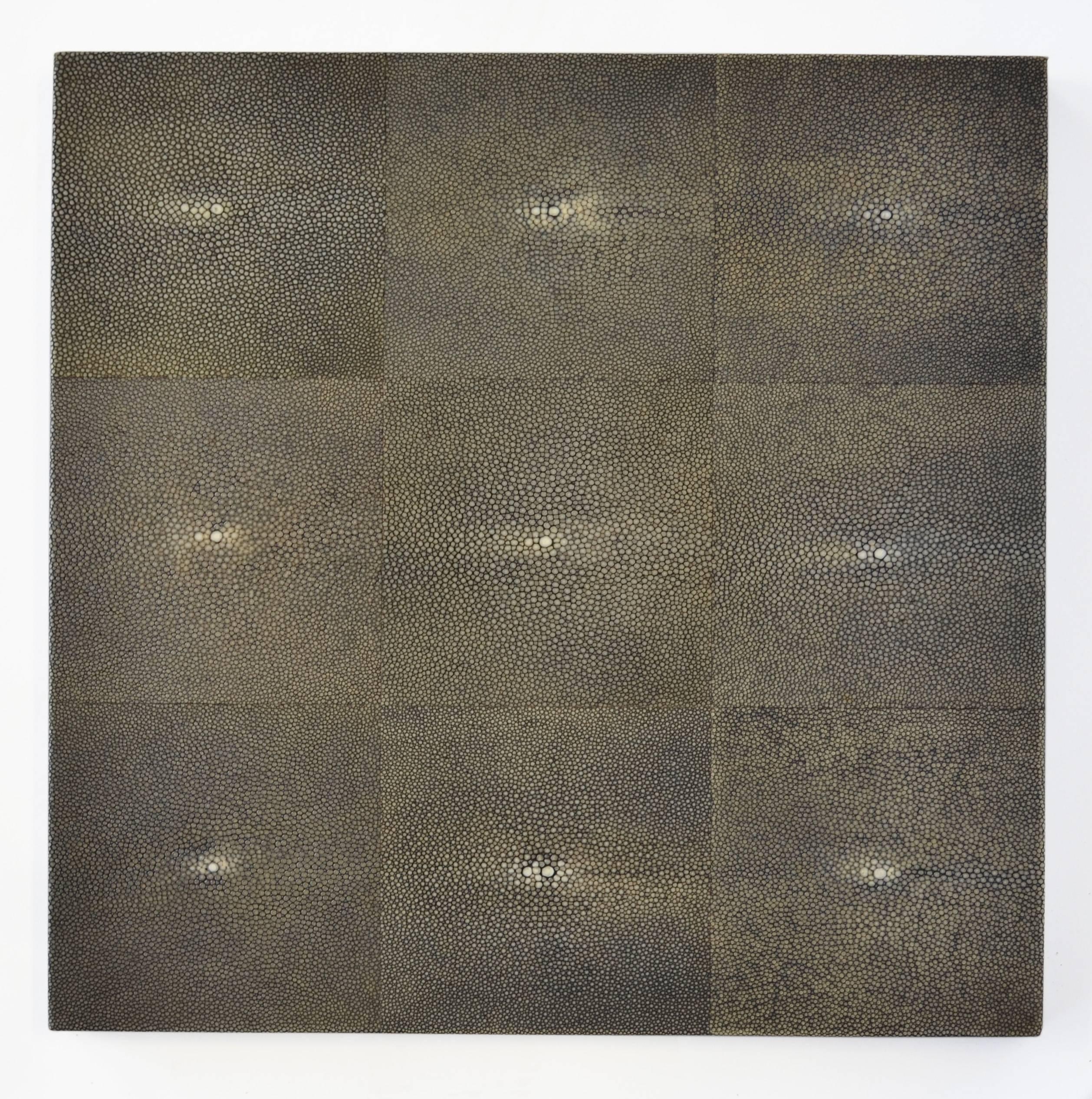 XXIe siècle et contemporain Table d'appoint en galuchat moderne géométrique Stark épaisse en acier noirci ciré fait à la main en vente