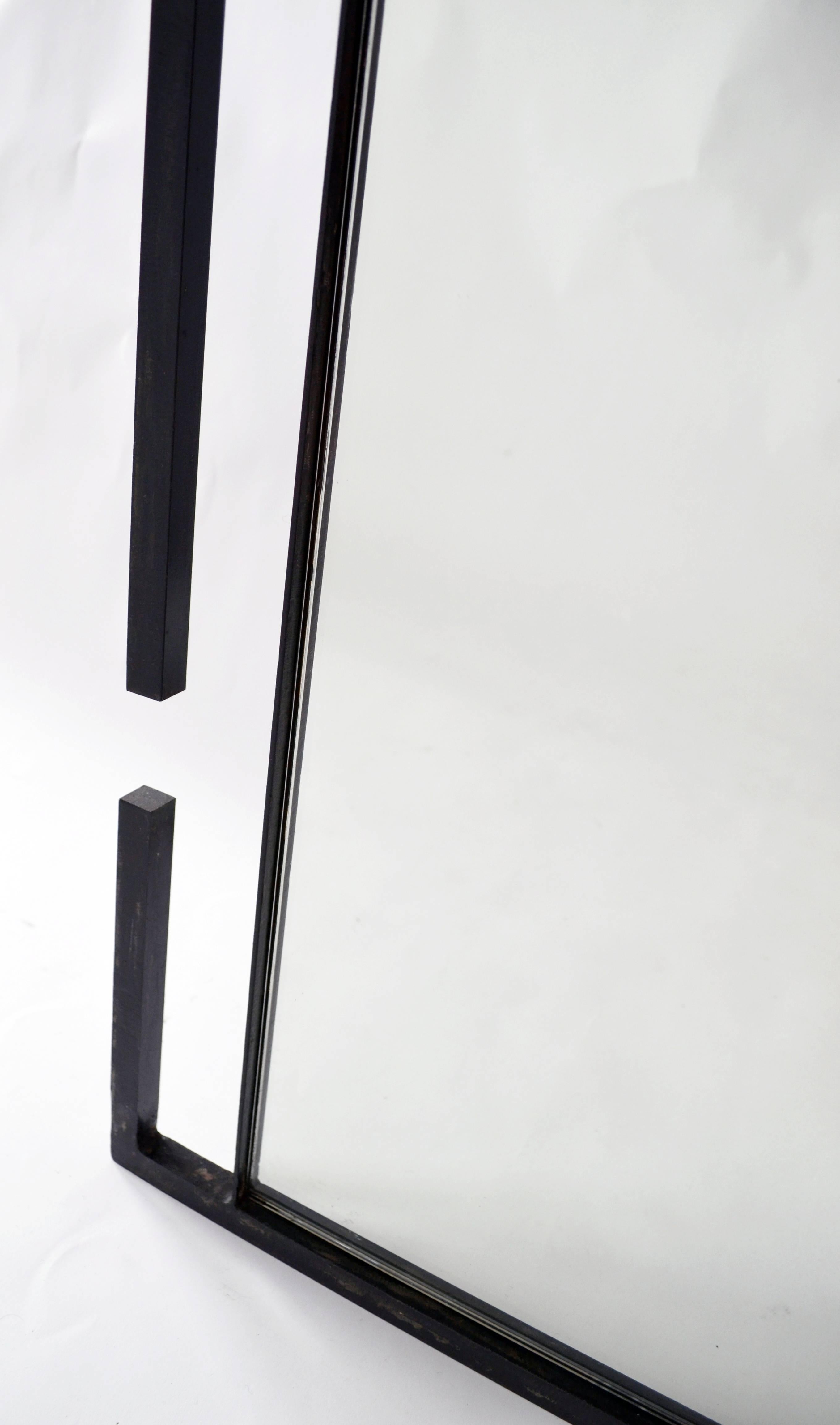 Moderner handgefertigter geometrischer Wand- oder Bodenspiegel:: geschwärzter Stahl von JM Szymanski (amerikanisch)