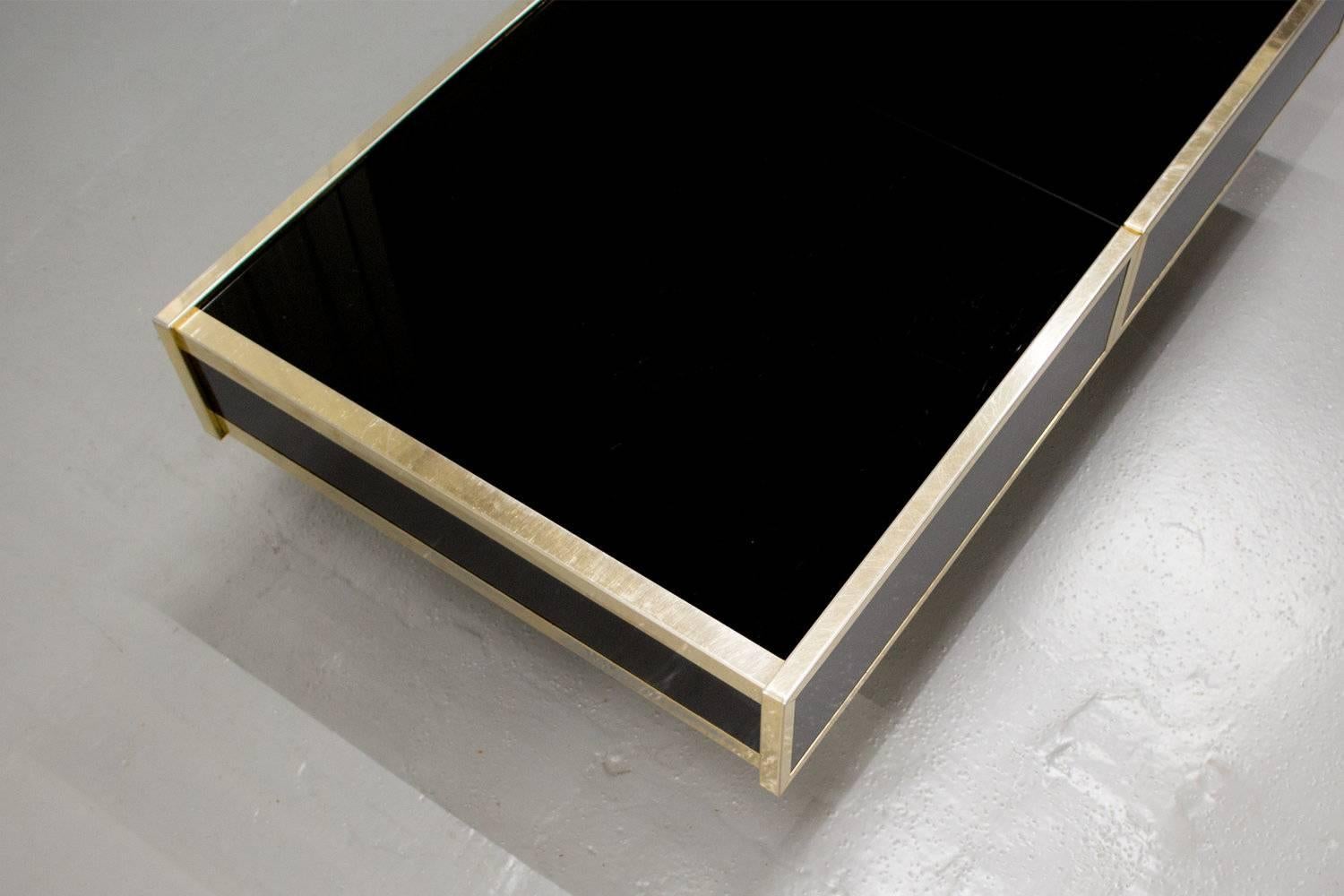 Willy Rizzo Black and Brass Coffee Table with Hidden Mirrored Bar Inside In Good Condition In Antwerpen, BE