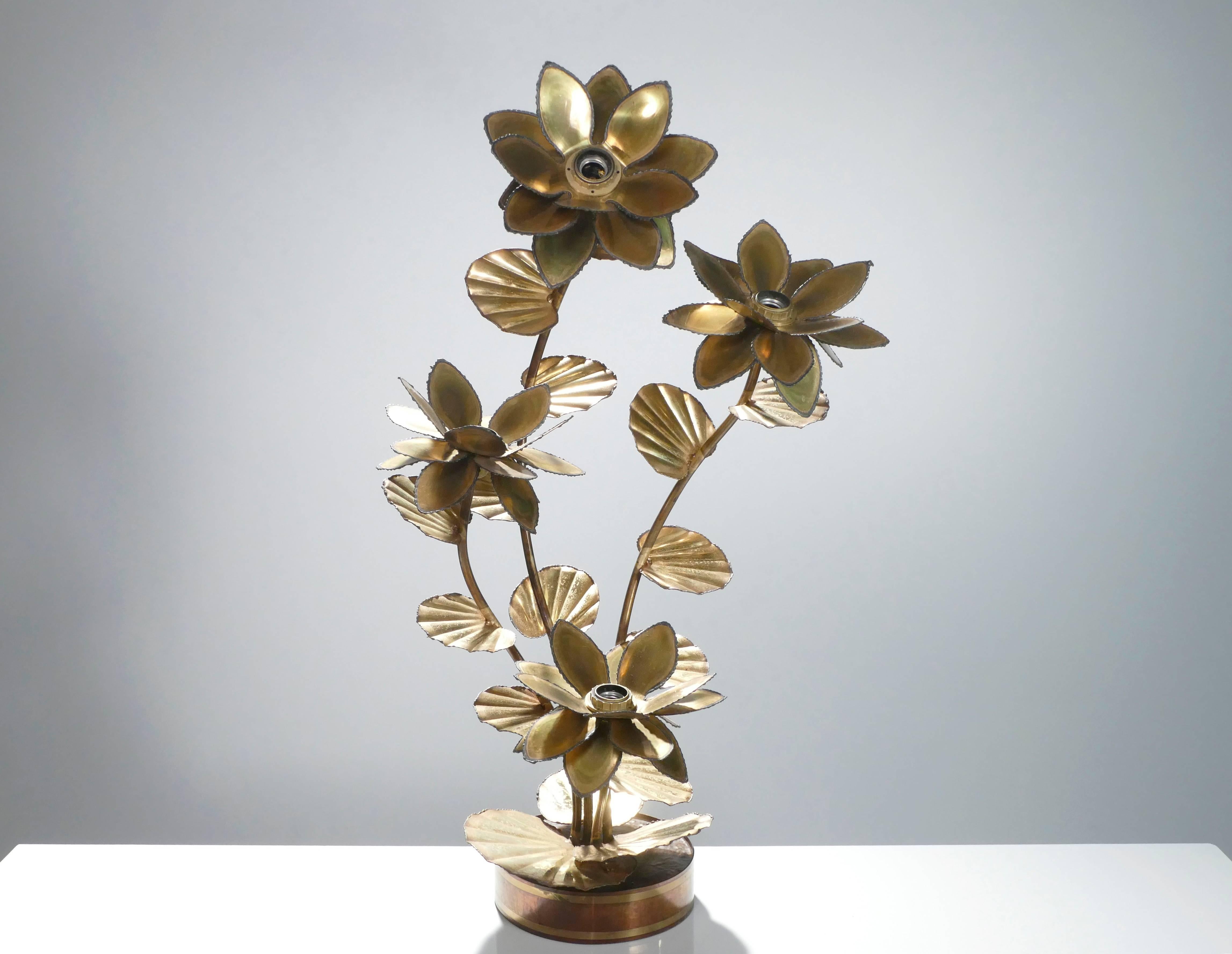 For those that derive their inspiration from nature, this enchanting 1970s floor lamp will revitalize any room design. Primarily made from brass, the lamp features individually rendered flower petals which open up to soft lightbulbs, delicately