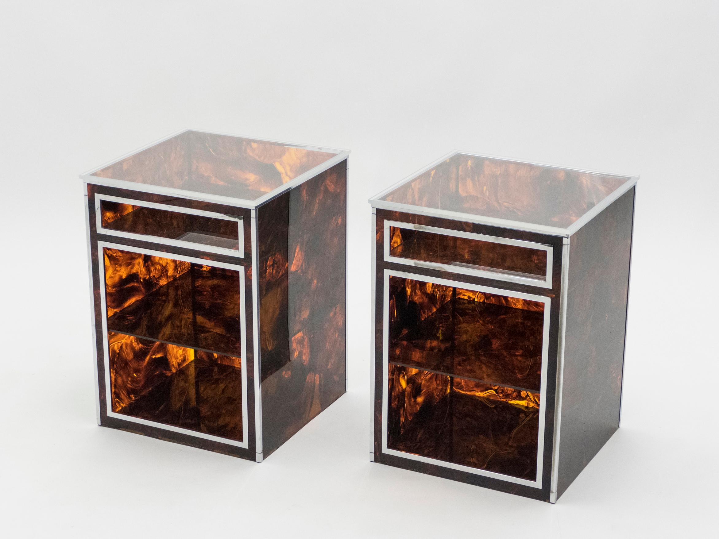 This pair of lined and elegant nightstands in chrome and plexiglass with tortoise pattern were produced by the French manufacturer Maison Mercier Freres back in the seventies.
These chic vintage pieces would make a great staging piece in a modern