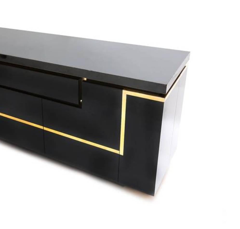 An impressive display of elegance, this sideboard is a perfect pedestal for items of decor. It is stunning in either modern or Classic entrance hall and a great addition to any living room decoration, the two original external doors design can be