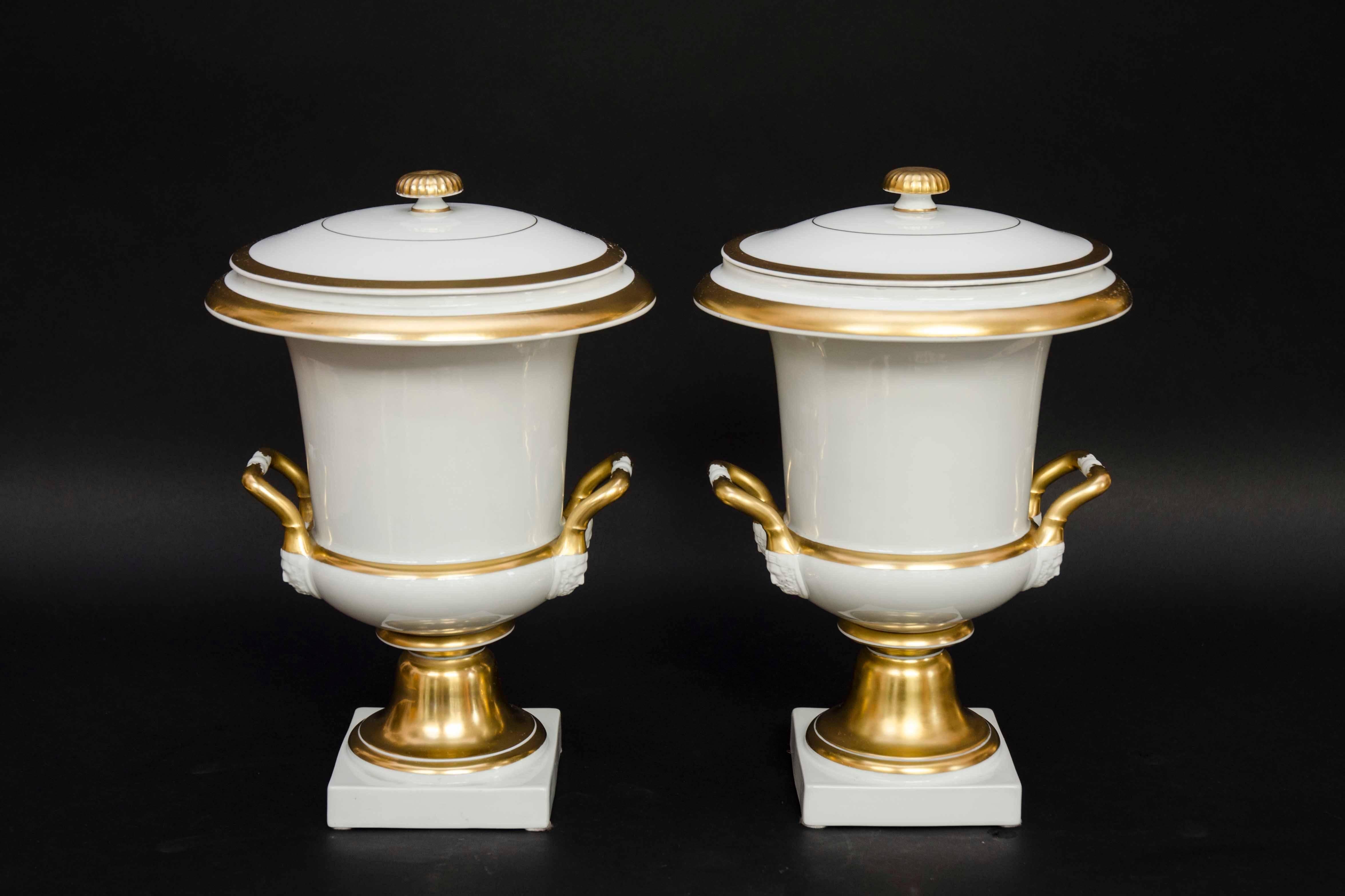 Beautiful and large pair of fruit and ice coolers in the shape of crater vases. Complete with their interiors and the covers. Handles with bisque heads of beared man. Beauty of the whites. Manufactory of XL, Brussels, circa 1840.
Very nice