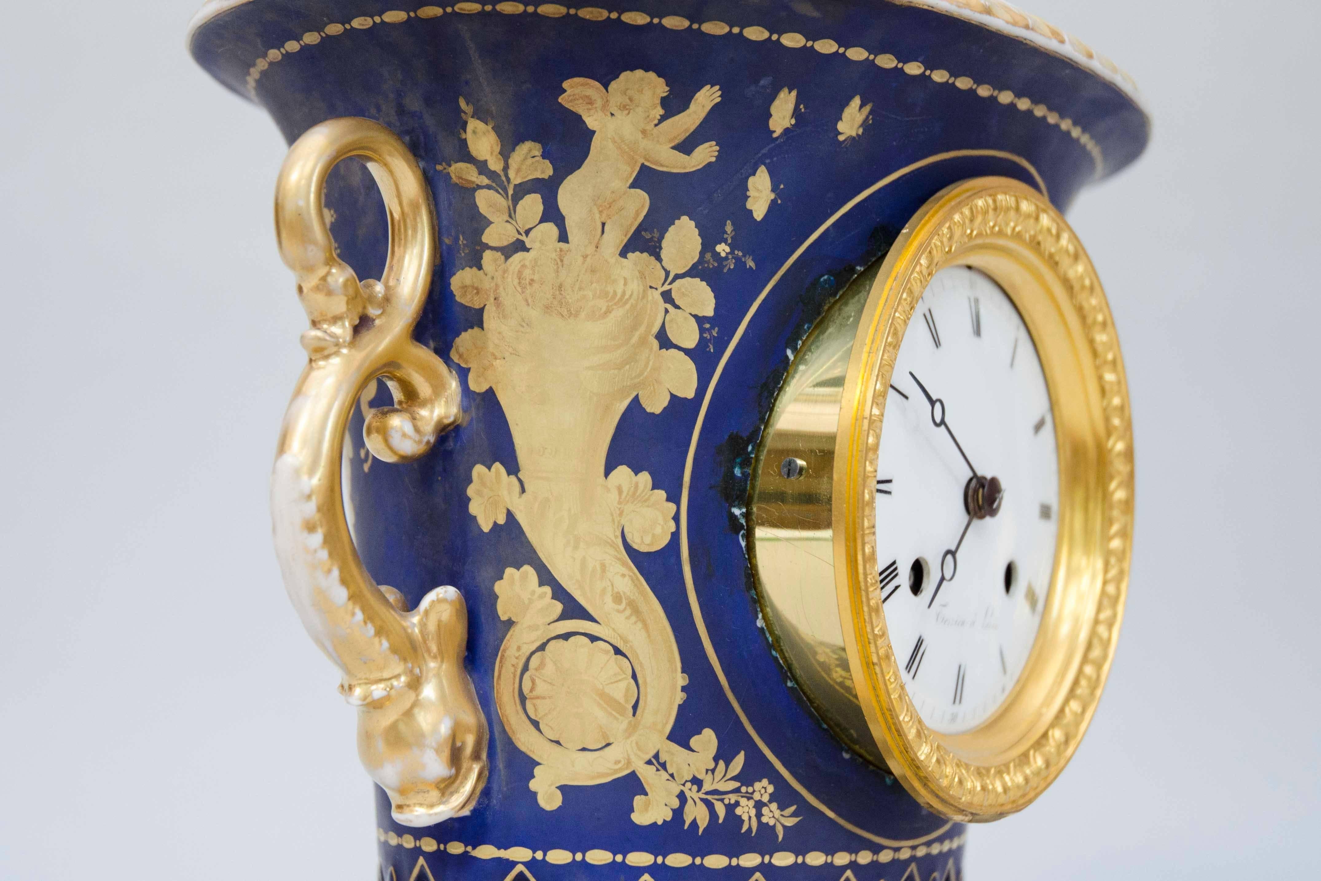 Empire Darte Porcelain Vase Clock with Lapis Bleu Ground and Gild Decorations In Good Condition For Sale In Brussels, BE
