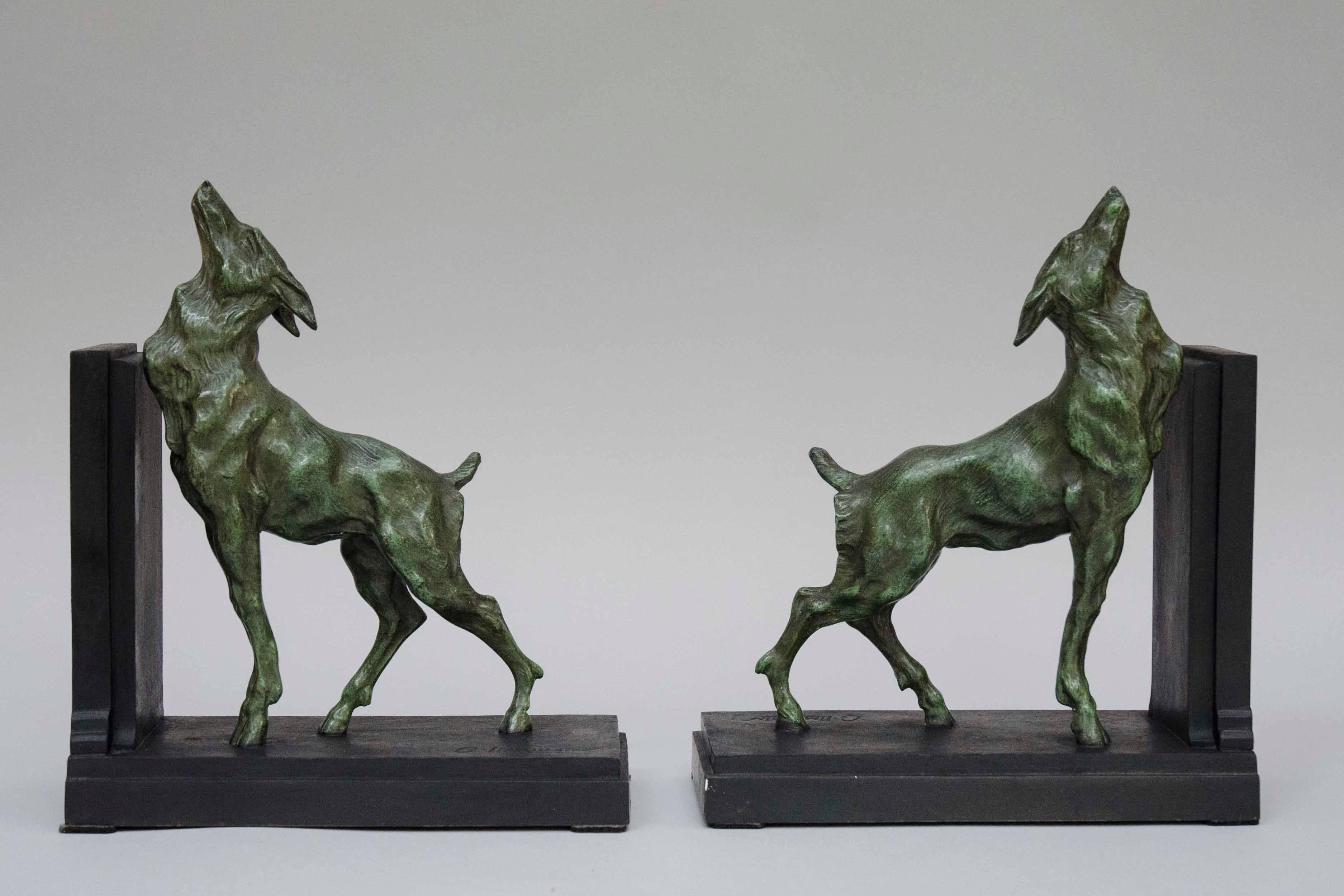 Beautiful and very decorative pair of bookend of the Art Deco period signed G. Limousin and marked with a stamp of French fabrication.
Pair of green patinated goats with elegant attitude on black bases. Bronze and brass.
Size: H 25cm x W 21cm x D