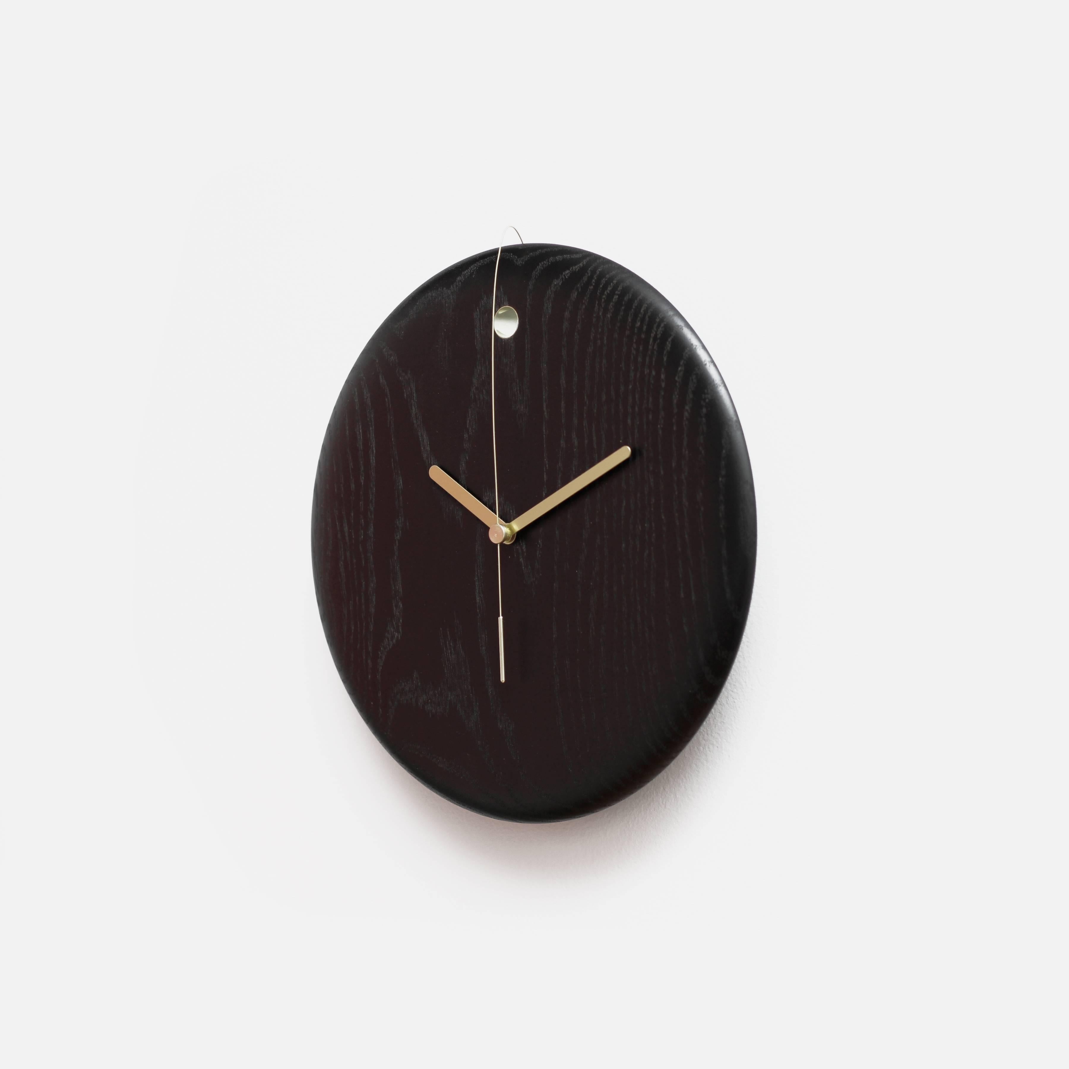 The design of float clock, in particular, the unique ingenuity of the second-hand, is inspired by the planet Saturn. Floating around the clock's periphery, sweeping like the rings of Saturn, it captures the eternal and natural flow of time.
Copper