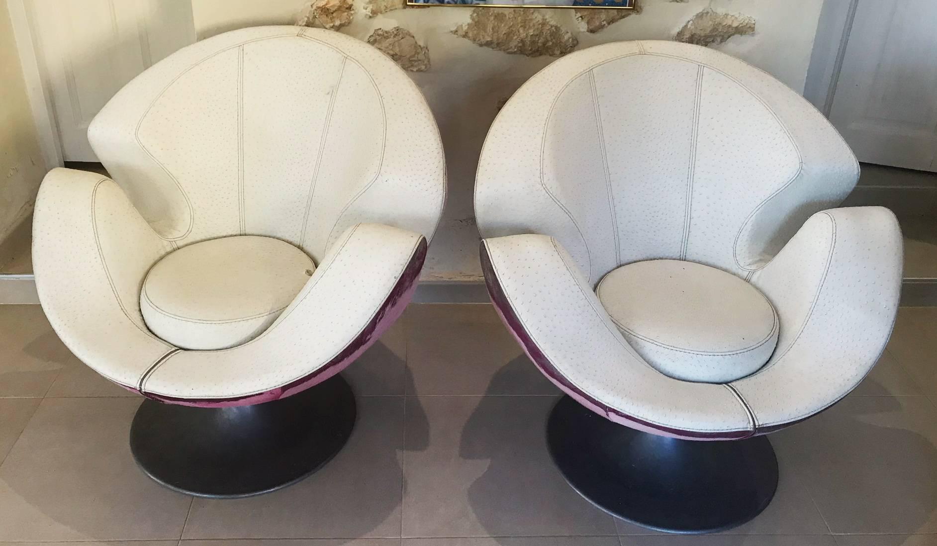 Exceptional design pair of sofa chair 1960 ! Unique 
Faux leather imitation ostrich skin in White with pink cowhide contour. Tulip base aluminium
Little defect with years but still in good condition, I don't restore pieces!
 