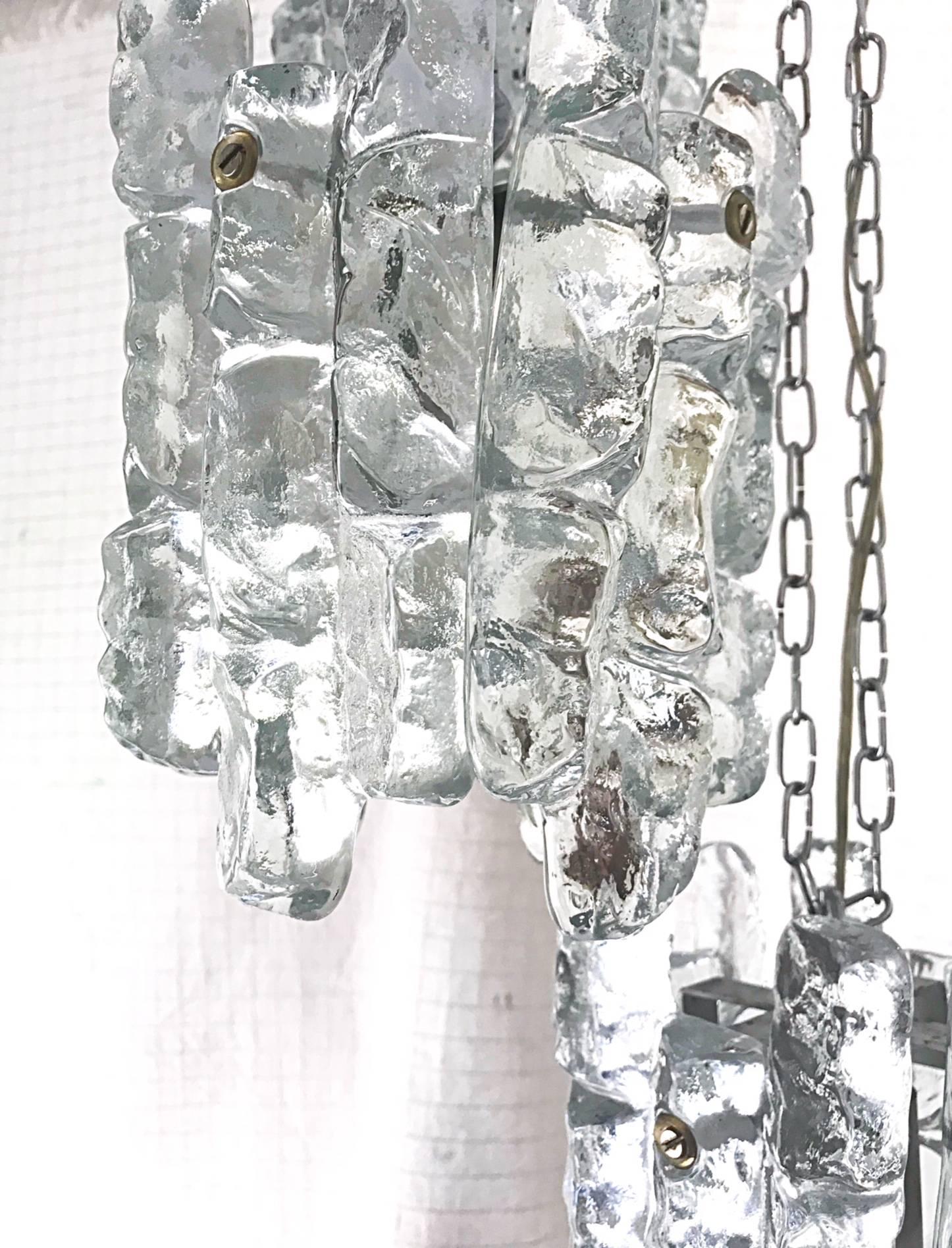 J.T. Kalmar mid-century pendant ice frost  glass Austria 100 cm, 1972 In Good Condition For Sale In Denia, ES