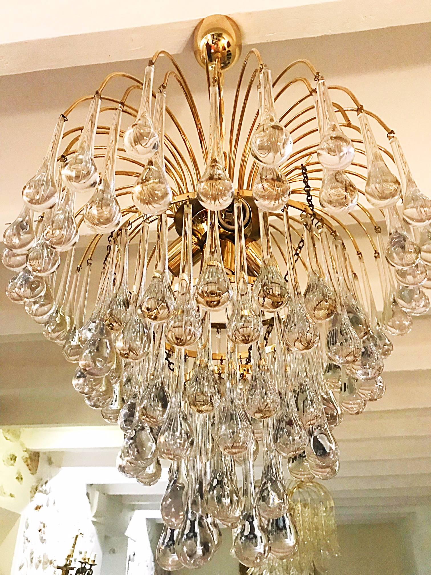 Beautiful multi-tiered tear drop chandelier composed of a multitude of handblown smooth Murano glass drops hanging from a delicate gilt brass hardware. It's in excellent condition with a total of four-light bulbs. Newly rewired.
A real stunning