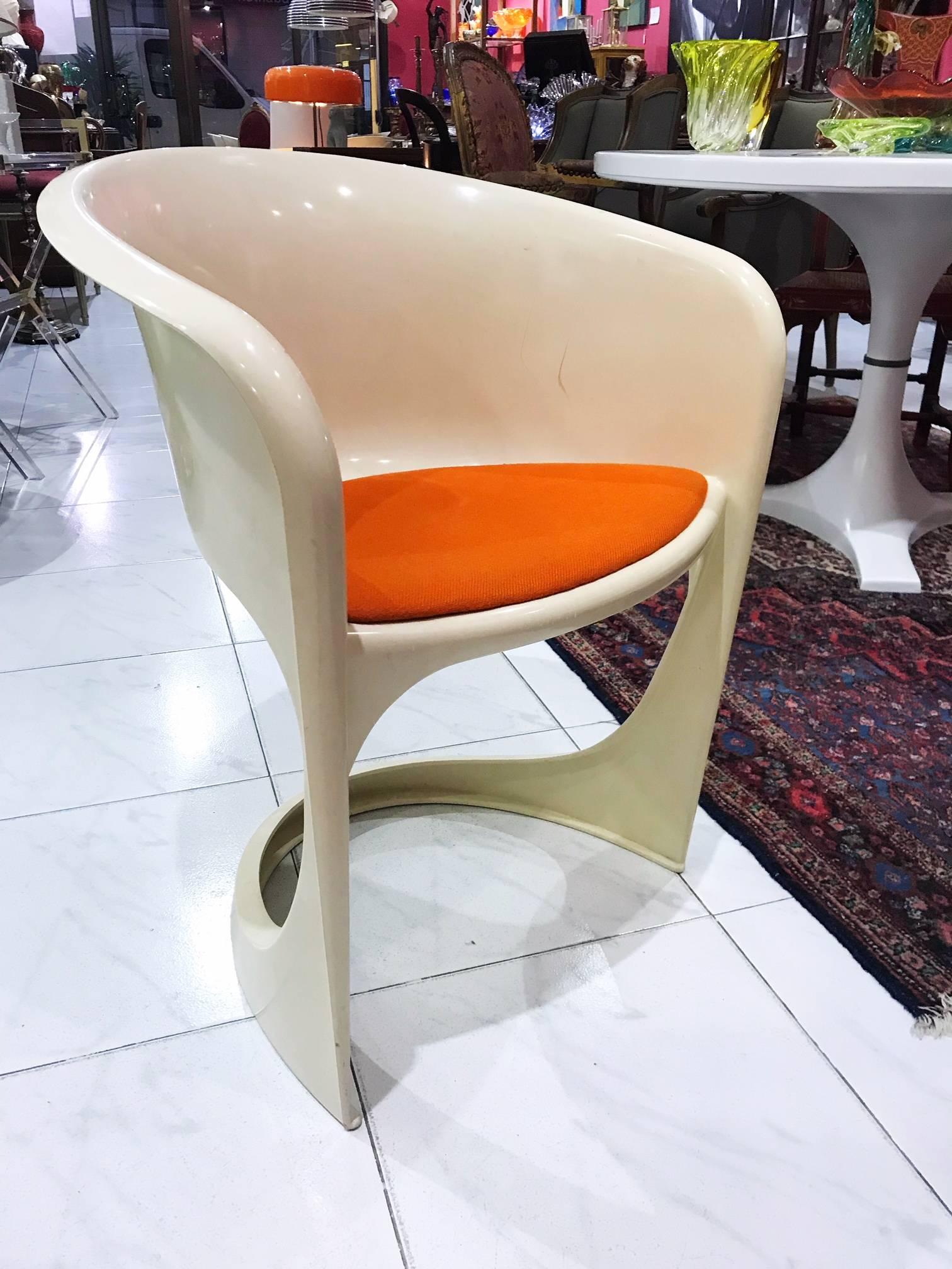 This is a stunning pair of Mid-Century Modern molded chairs by the Danish firm Cado. These were designed by architect and designer Steen Ostergaard (born 1935). Each chair features an arch crest with rolled edge over a molded barrel back with