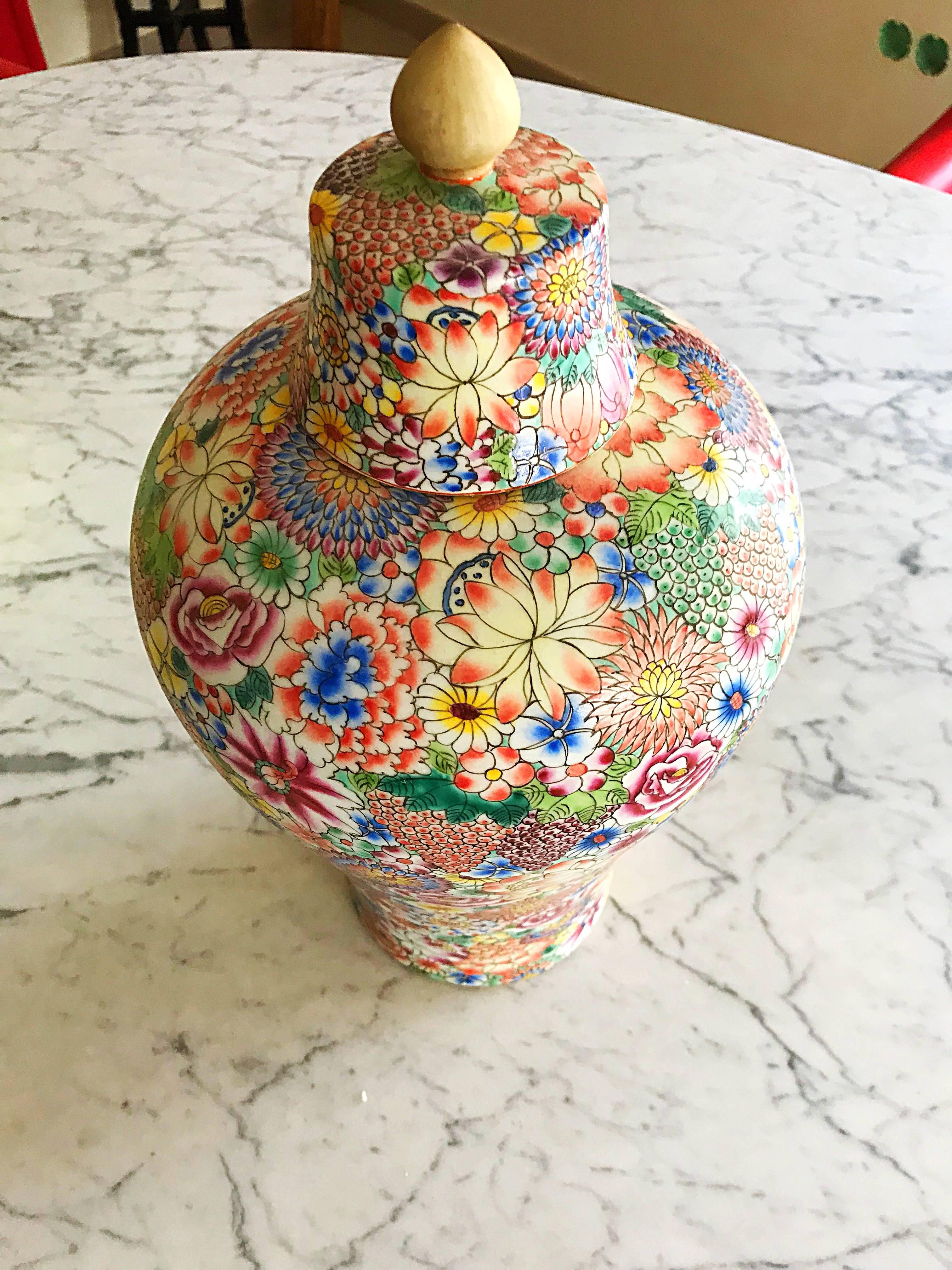 Exceptional large Chinese vase cylinder vase “Mille Fleurs” Jingdezhen, Province of Jiangxi, China.