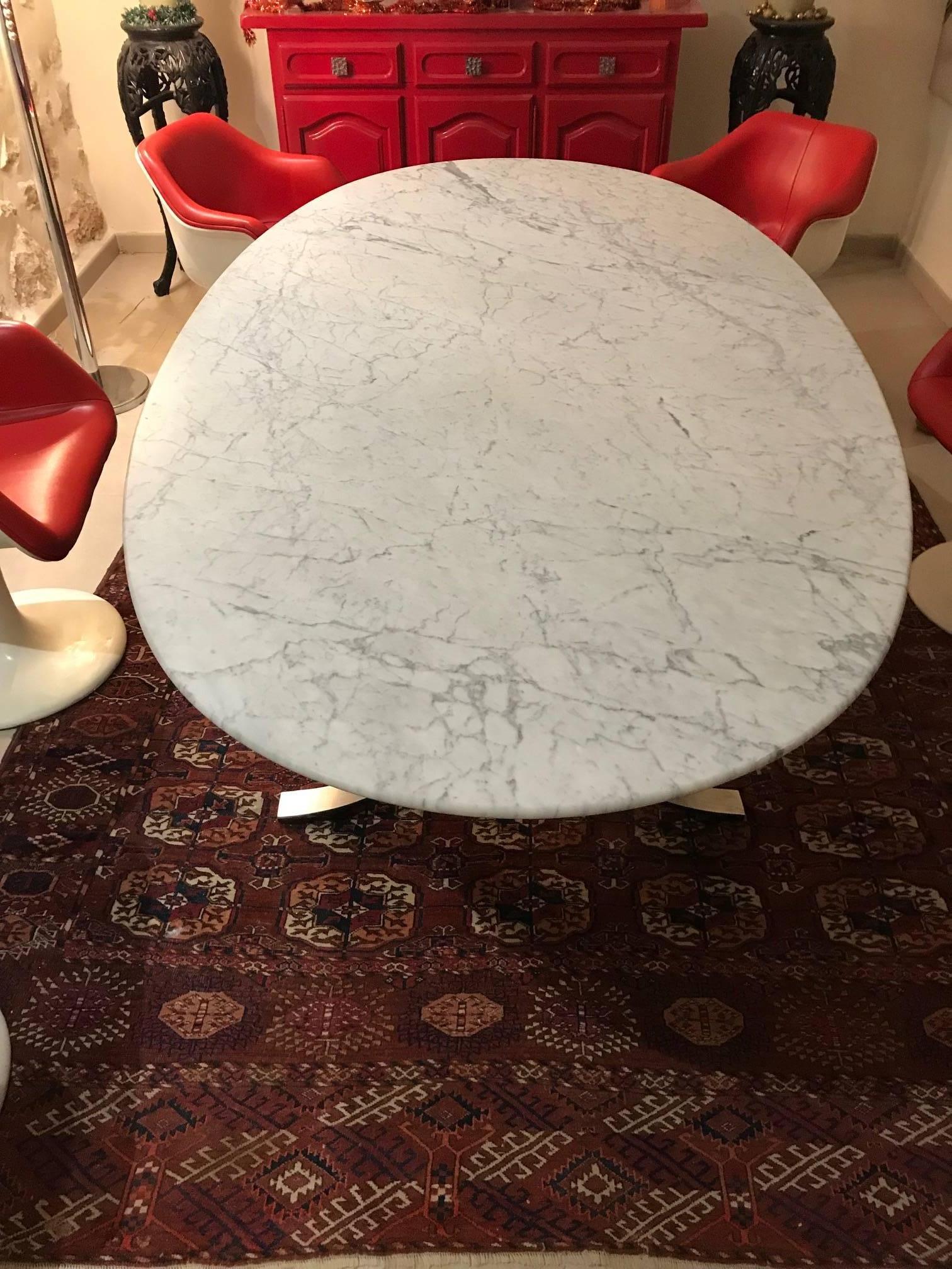 Osvaldo Borsani large dining table with original marble top, Tecno, 1960s.
Tabletop made of Carrara marble 230 cm with a tulip steel base.