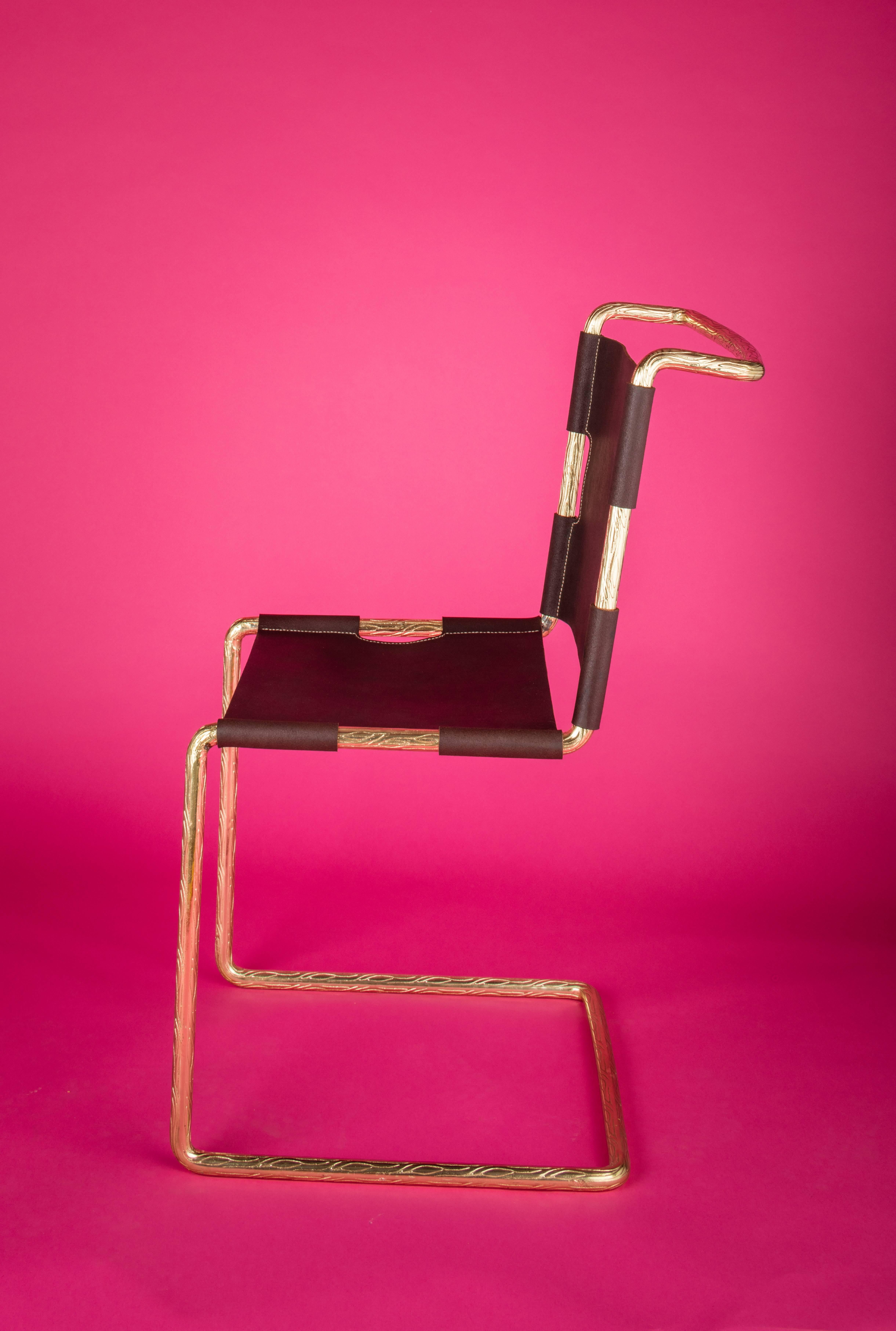 Stuhl mit Messingoberfläche und Wasserbüffelleder (Moderne) im Angebot