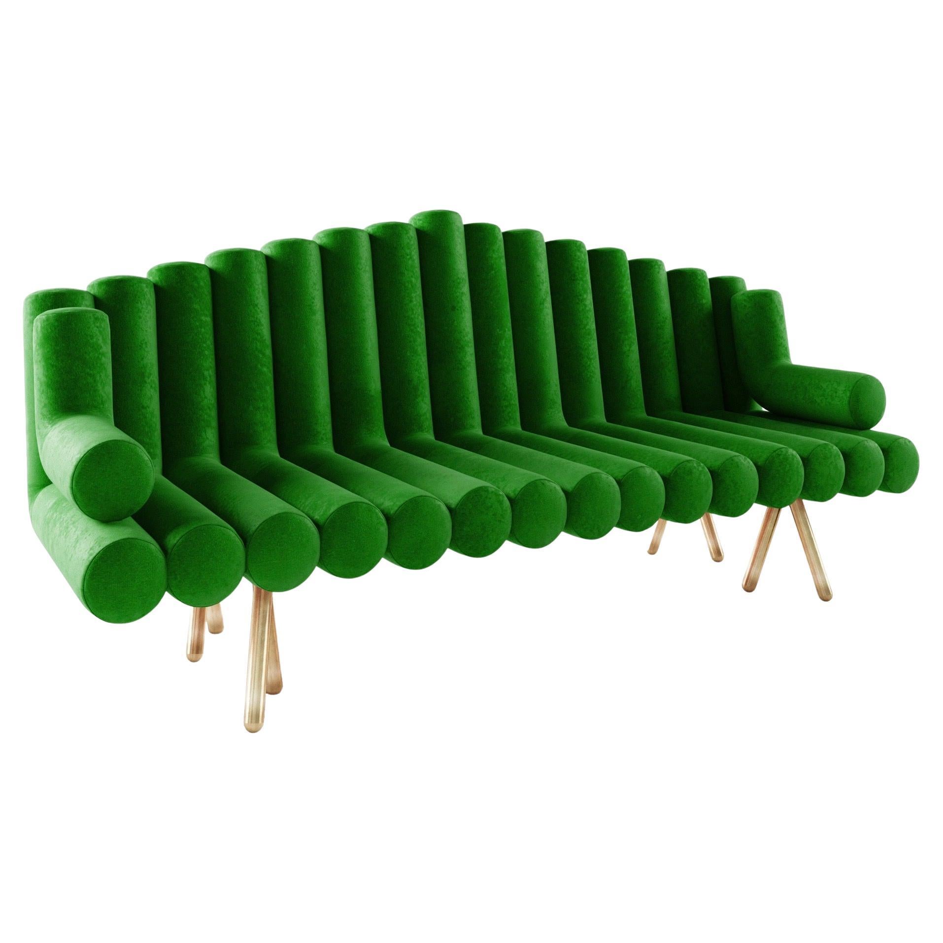Canapé en velours vert avec pieds en laiton en vente