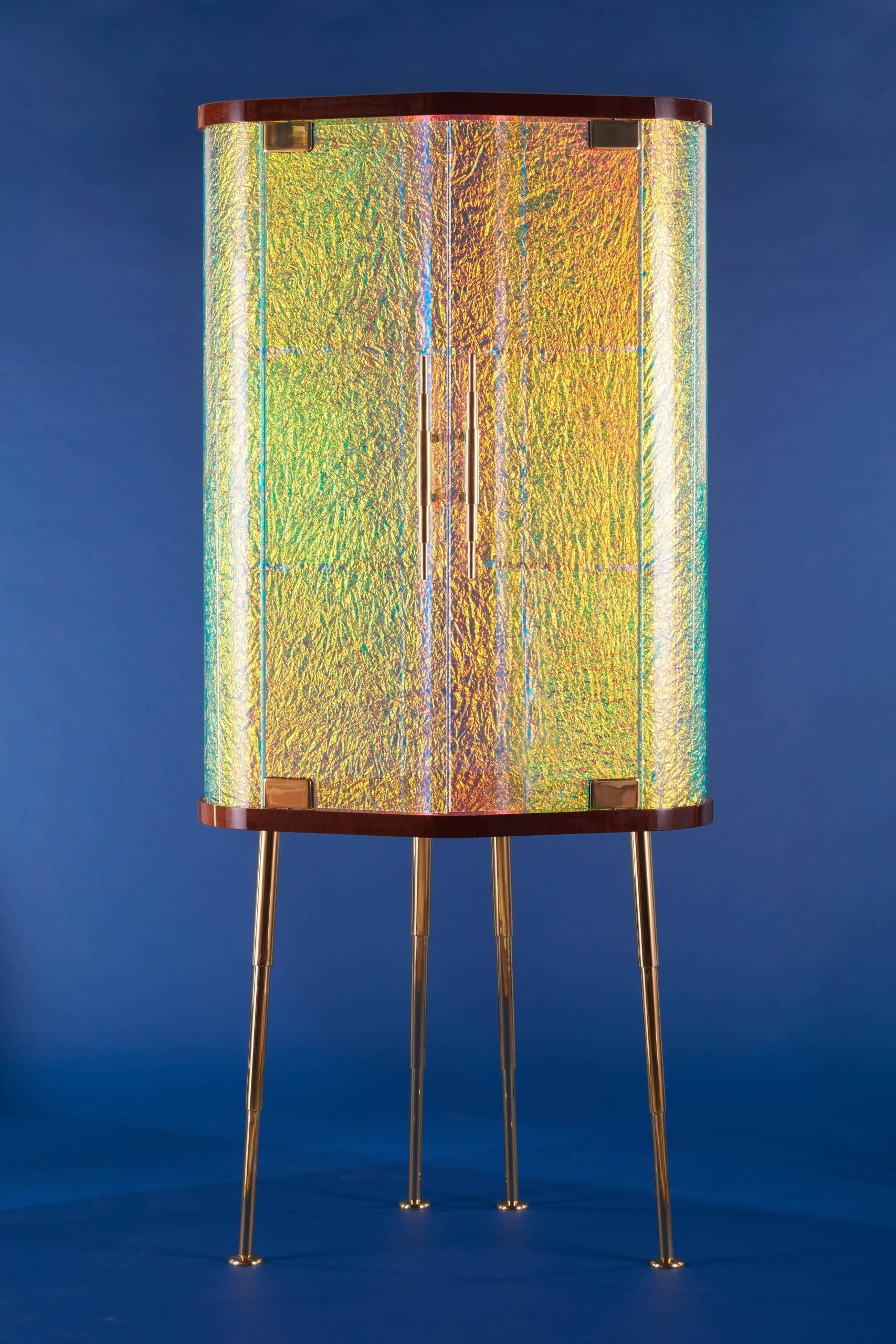 CRAZY BAR: Troy Smith Studio

Contemporary and timeless with a touch of Art Deco. The Crazy Bar is handmade and designed by Troy Smith. Crazy Glass is an extraordinary process; a micro interlayer of the dichroic film is sandwiched between two pieces
