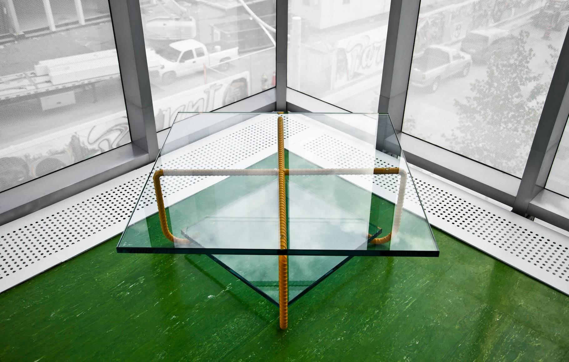 Couchtisch mit Stahlfuß und Glasplatten im Zustand „Neu“ im Angebot in Toronto, Ontario