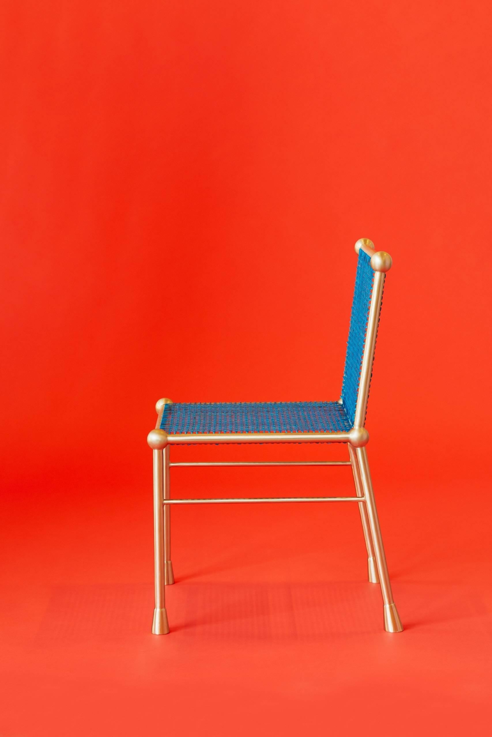 Stuhl aus massivem Messing mit handgewebtem blauem Rohr (Kanadisch) im Angebot