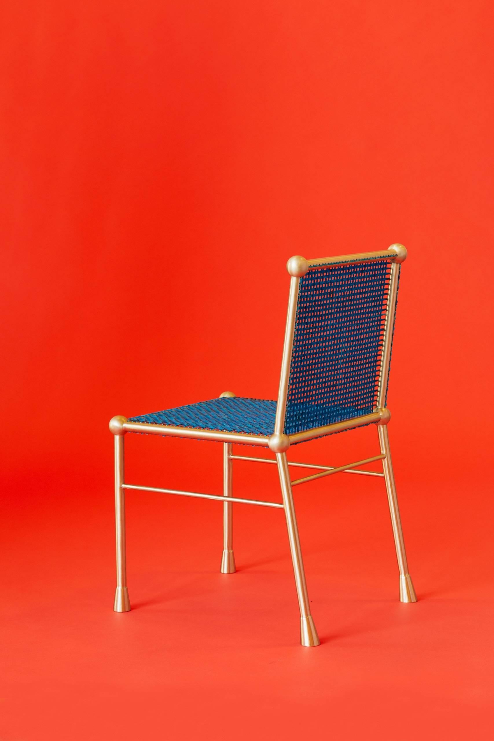 Stuhl aus massivem Messing mit handgewebtem blauem Rohr (Gefärbt) im Angebot