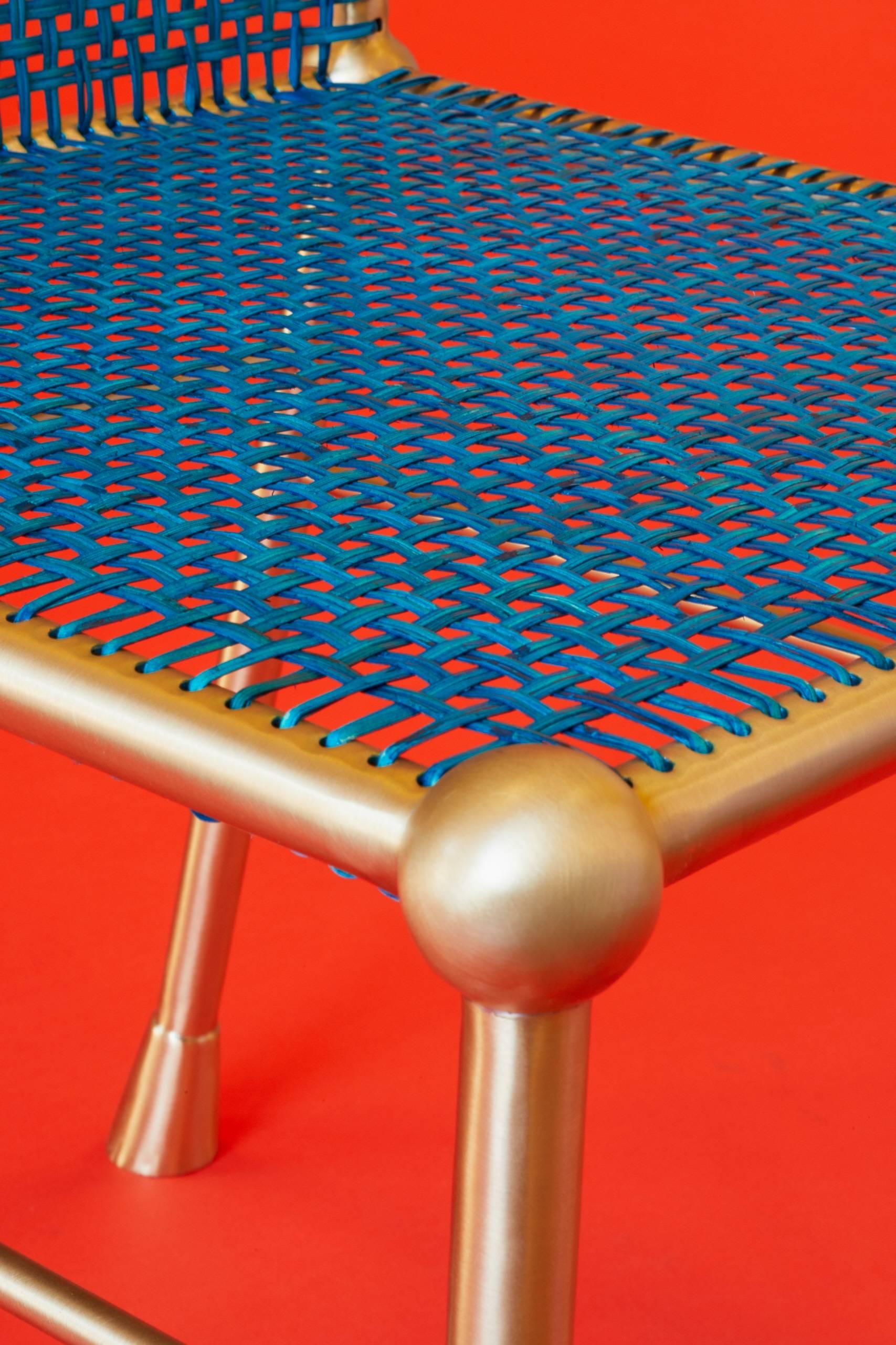 XXIe siècle et contemporain Chaise en laiton massif avec canne bleue tissée à la main en vente