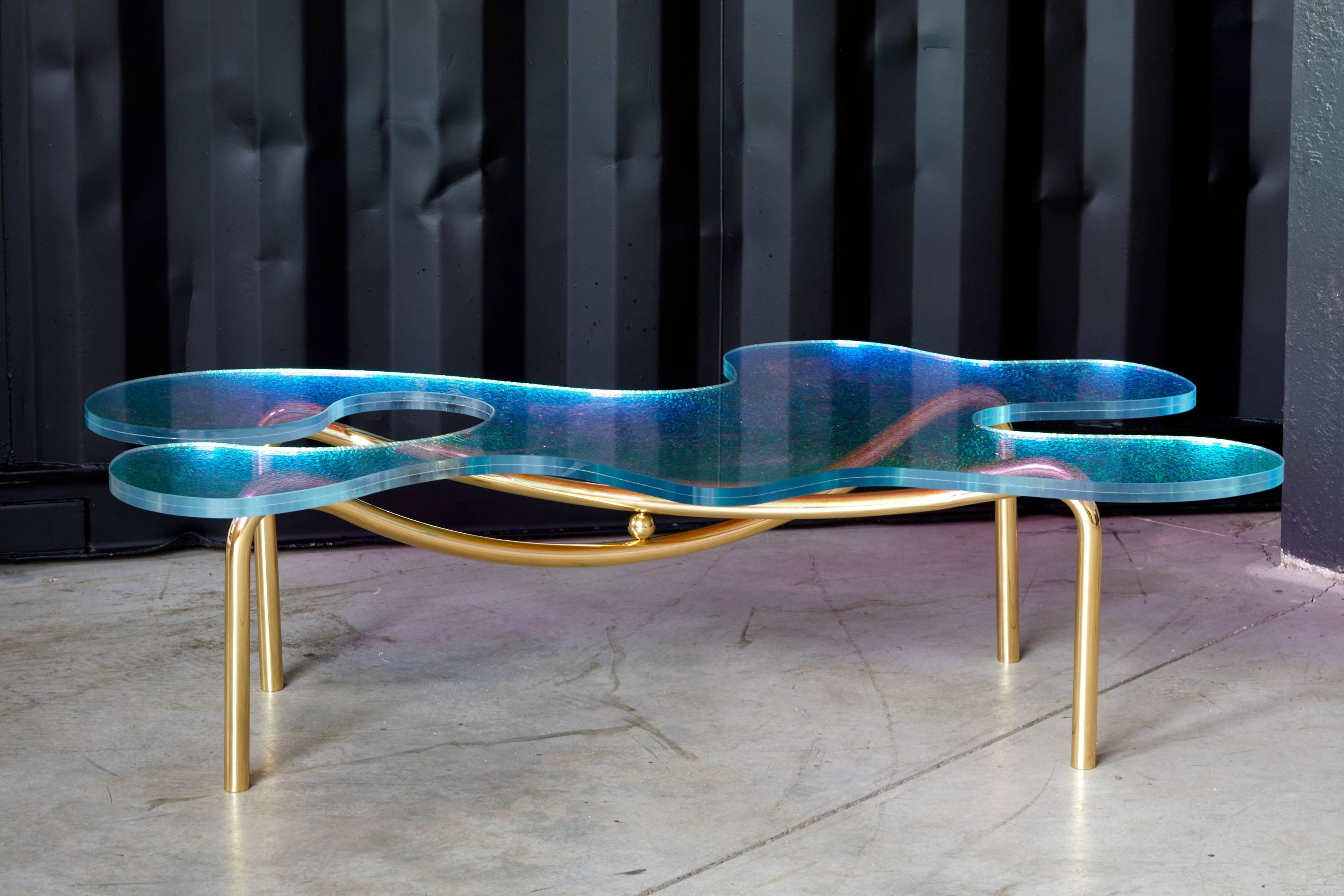 La table basse Picasso a été construite et conçue par l'artiste Troy Smith. 

Cette table basse contemporaine est fabriquée à partir de matériaux de la plus haute qualité. La table basse a été inspirée par Picasso et ses peintures abstraites.